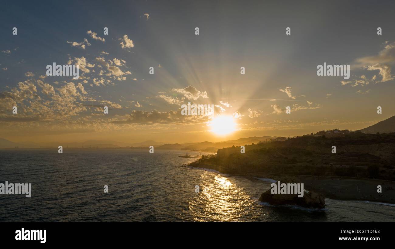 Wunderschöner Sonnenuntergang an der Costa del Sol in Malaga, Andalusien, Spanien Stockfoto