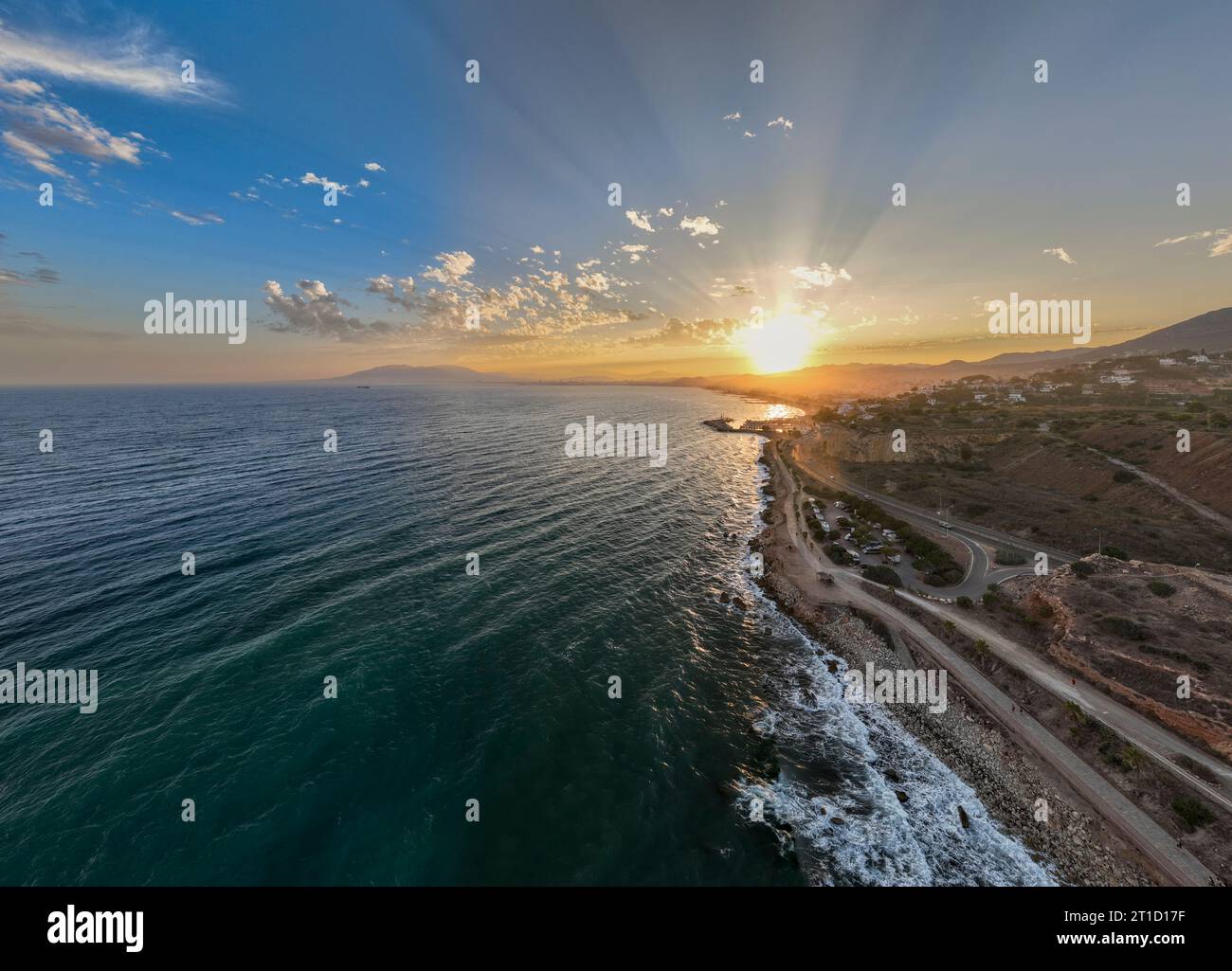 Wunderschöner Sonnenuntergang an der Costa del Sol in Malaga, Andalusien, Spanien Stockfoto