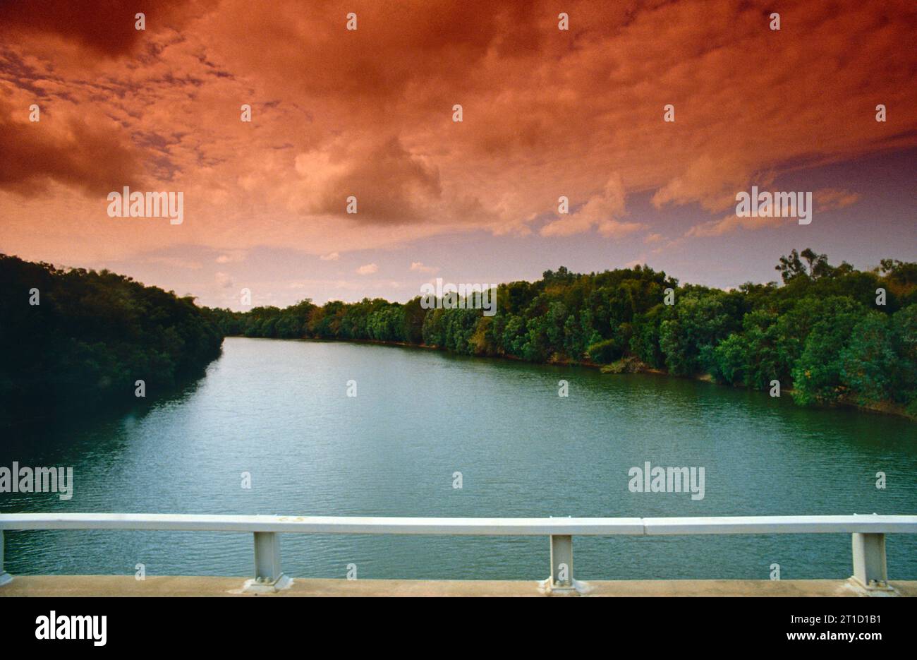 Australien. Northern Territory. Oberes Ende. Blick auf den Adelaide River von der Straßenbrücke über den Arnhem Highway. Stockfoto