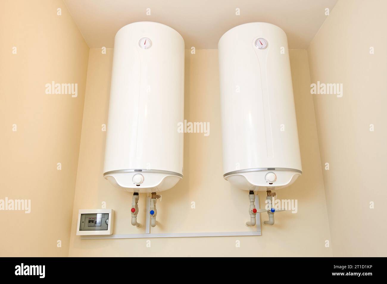 Zwei elektrische Warmwasserbereiter an der Wand. An der Hauswand montierte zwei Wasserheizkessel. Keine Personen. Stockfoto