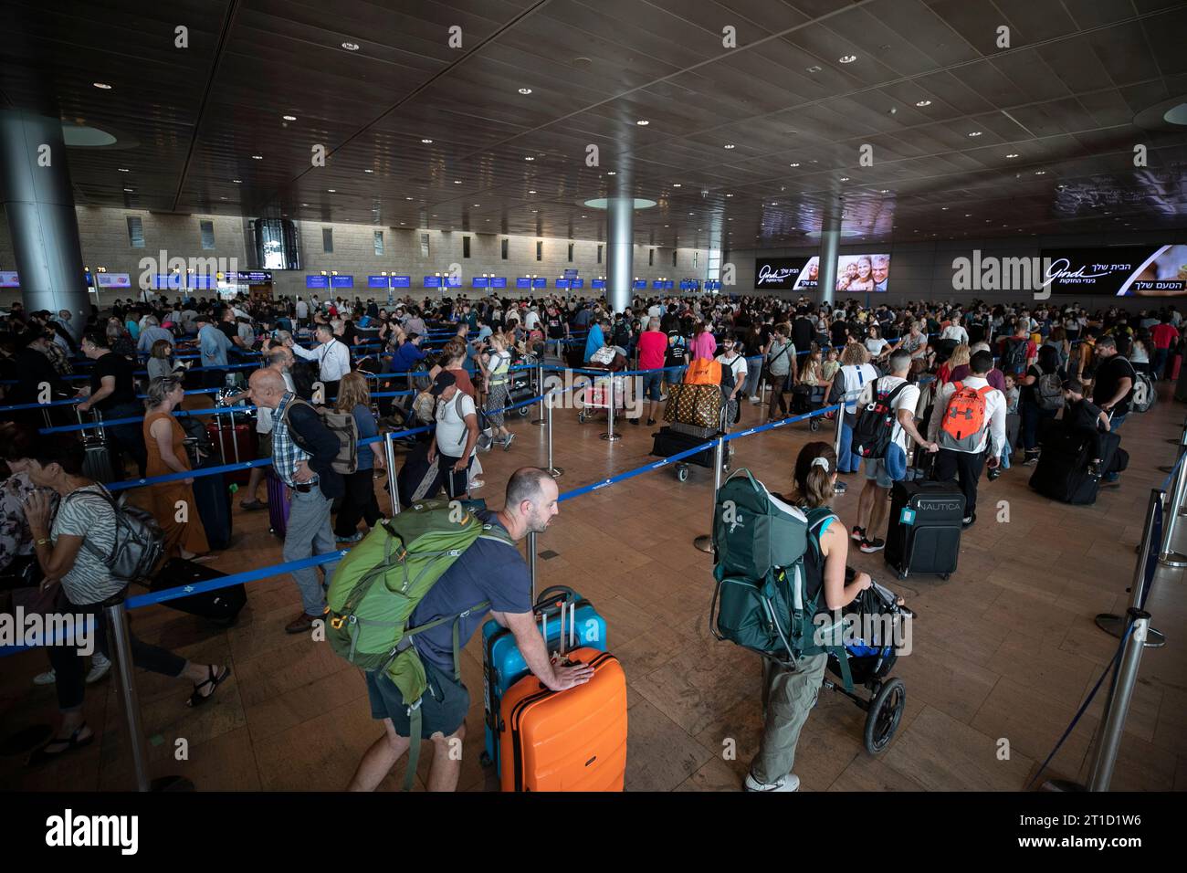 Tel Aviv, Israel. Oktober 2023. Passagiere stehen am Ben Gurion International Airport in der Nähe von Tel Aviv, Israel, 12. Oktober 2023 an. Internationale Flüge wurden aufgrund des anhaltenden israelisch-palästinensischen Konflikts am vergangenen Wochenende verspätet oder gestrichen. Quelle: Chen Junqing/Xinhua/Alamy Live News Stockfoto