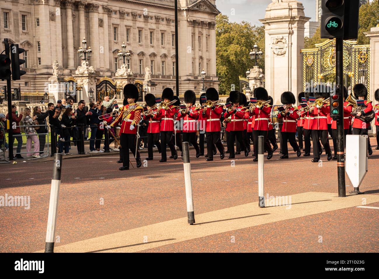 Der Wachwechsel am Buckingham Palace findet um 10:45 Uhr vor dem Buckingham Palace statt und dauert etwa 45 Minuten Stockfoto