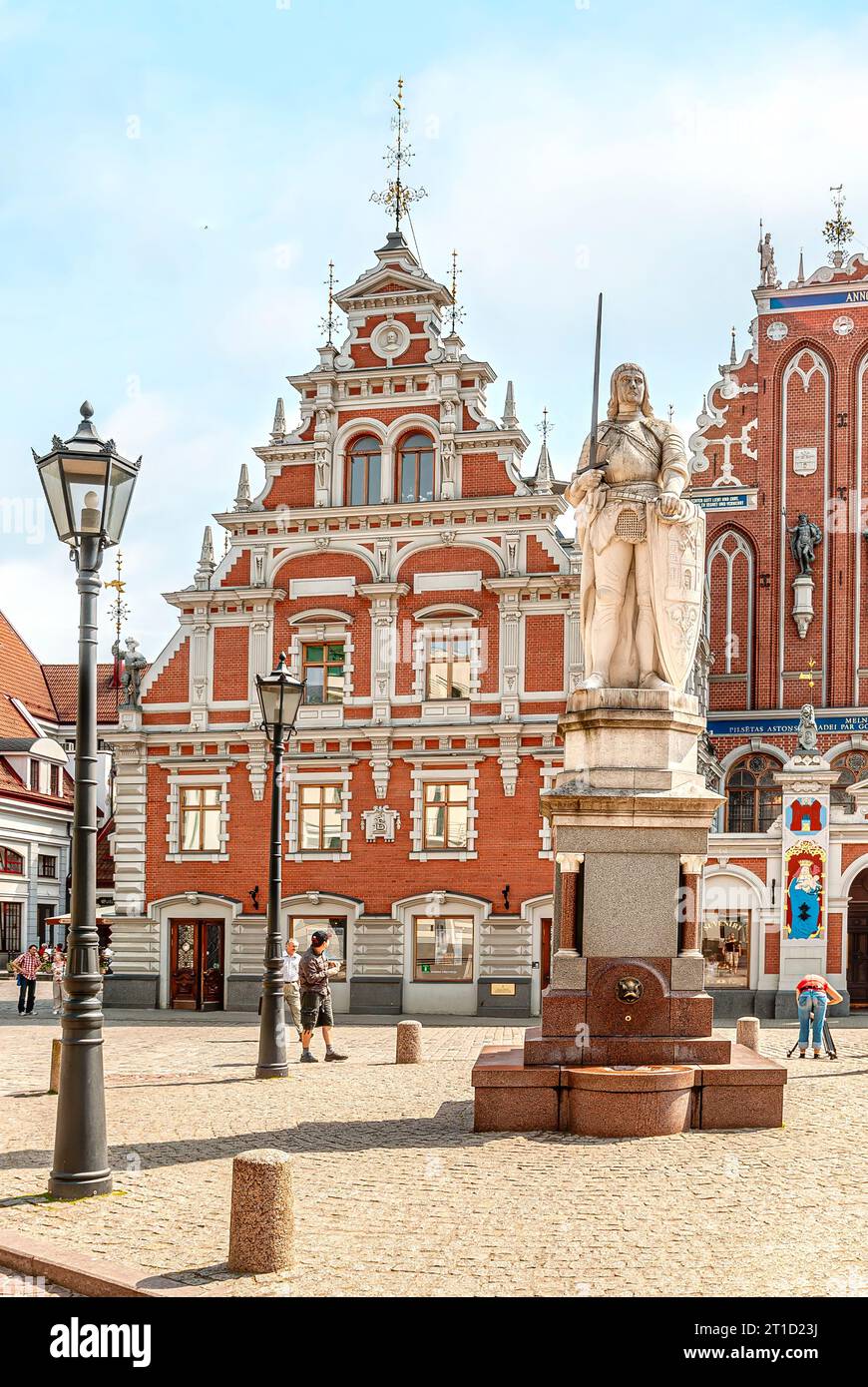 Das Schwarzhäupterhaus auf dem Rathausplatz von Riga, Lettland, mit der Roland-Statue im Vordergrund Stockfoto