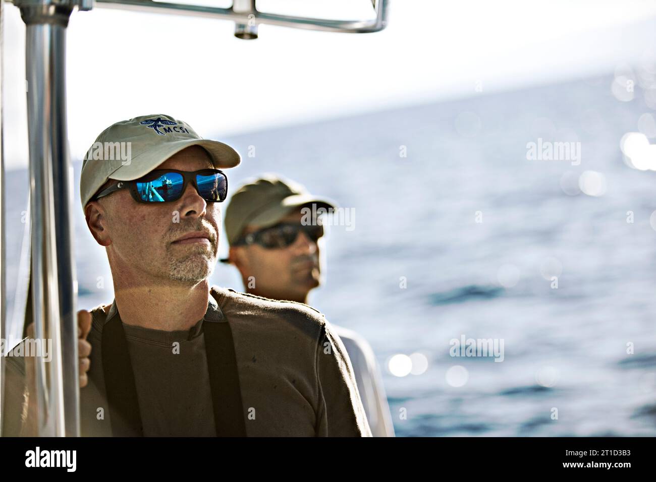 Zwei Bootsfahrer mit Sonnenbrille, die auf das Meer blicken Stockfoto