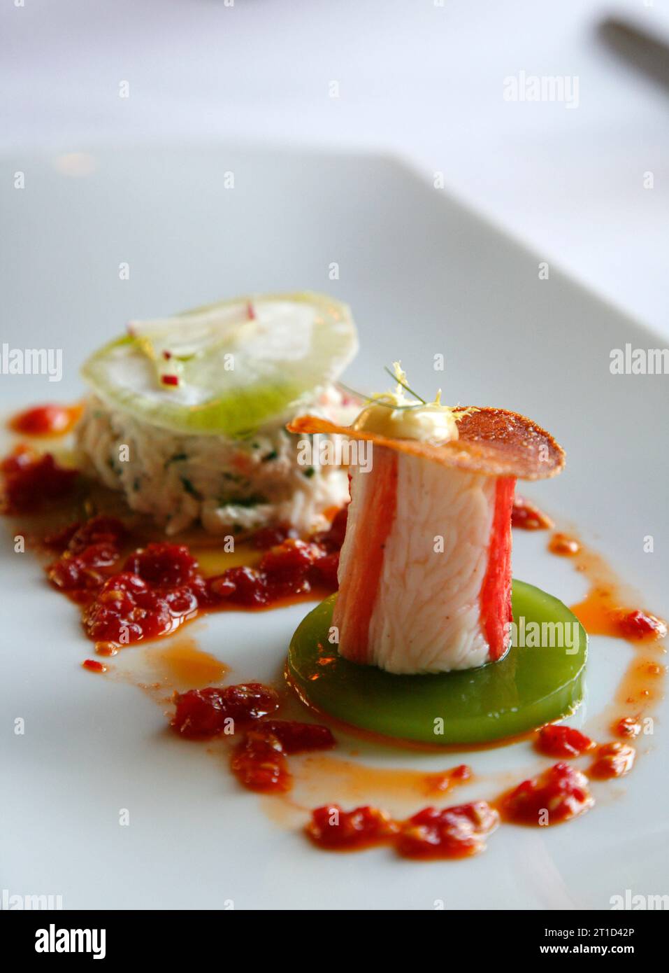 Vorspeise mit King Krabbensalat und Brötchen im exklusiven Kampa Park Restaurant, Mala Strana, Prag, Tschechische Republik. Stockfoto