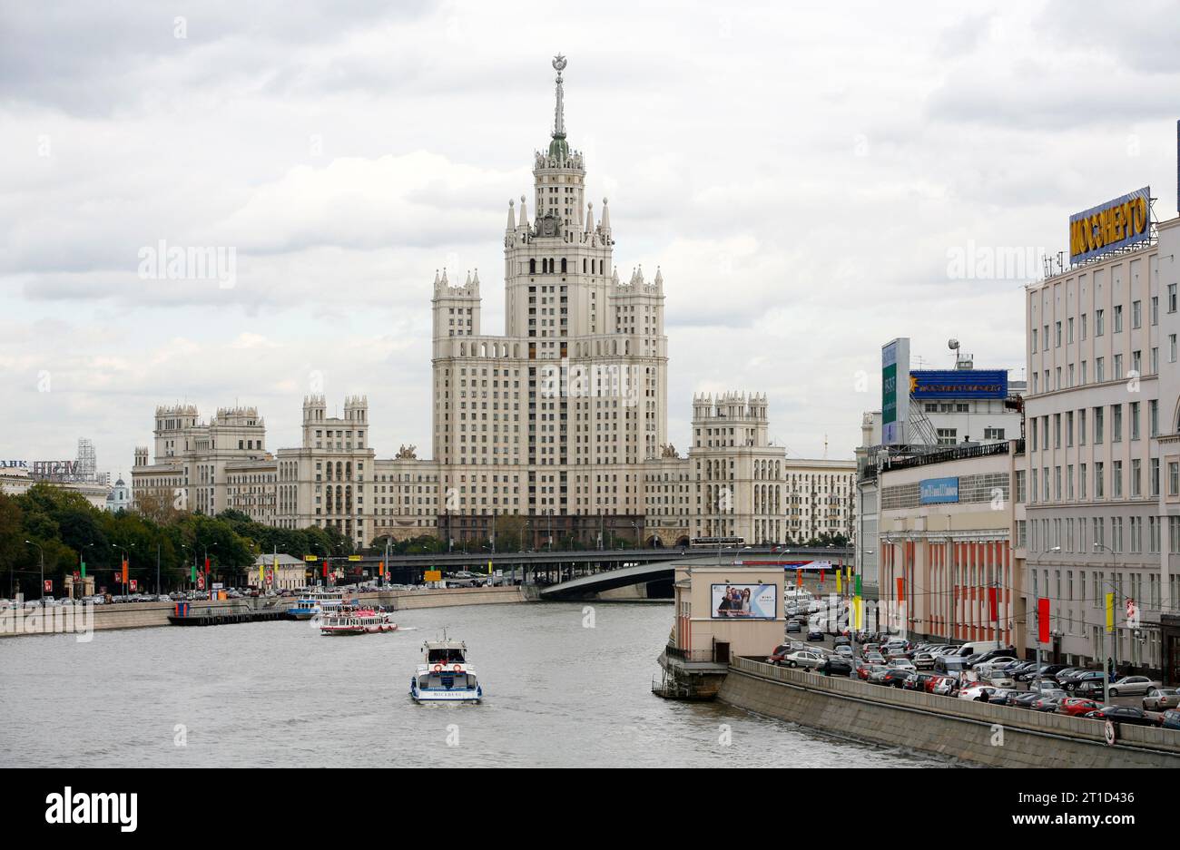 Stalin-Gebäude am Kotelnicheskaya-Damm, eine der sieben Schwestern, die sieben Stalinistische Wolkenkratzer sind, Moskau, Russland. Stockfoto