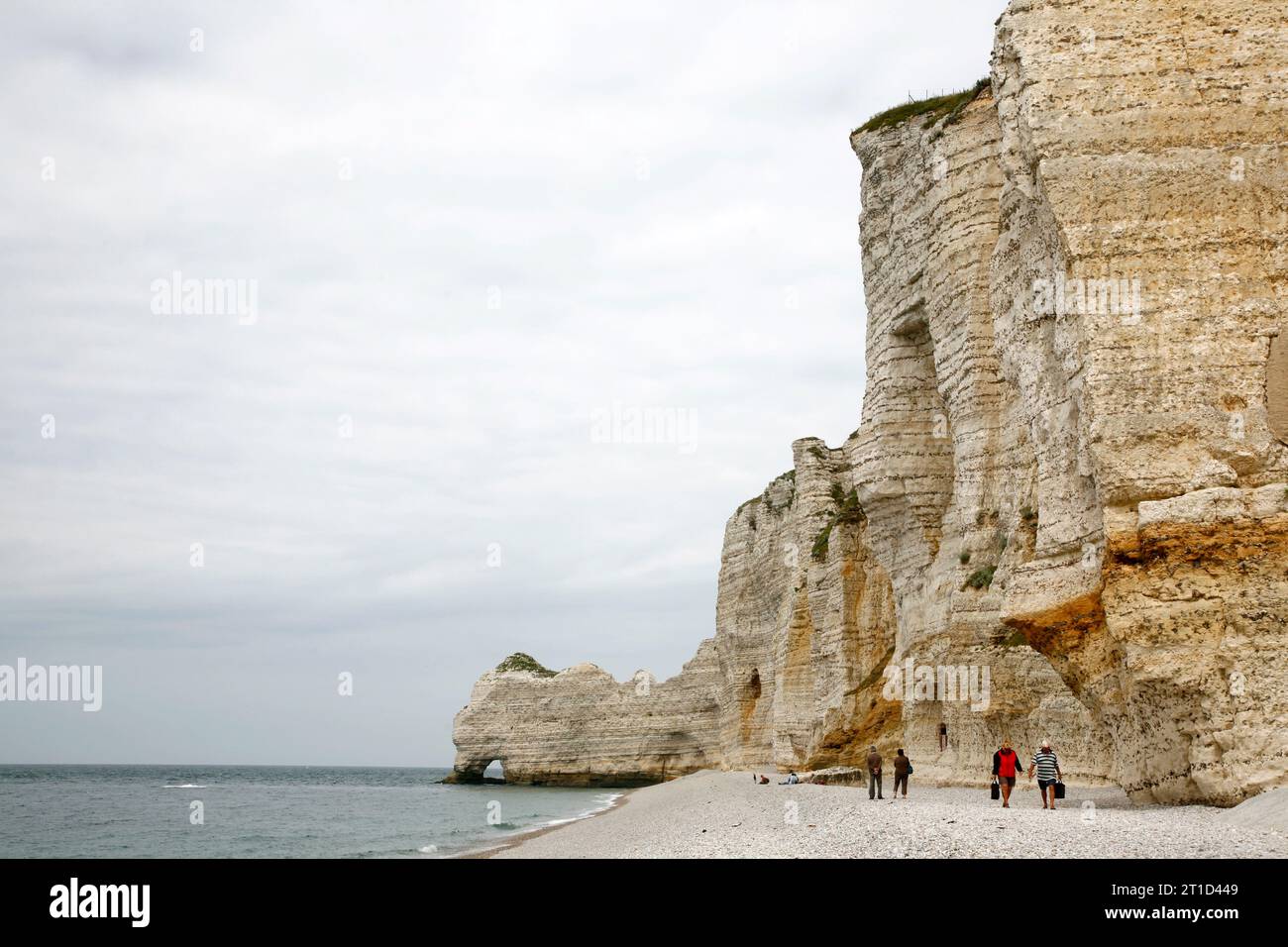 Der Strand von Etretat mit seinen Klippen, auch bekannt als Falaises, Normandie, Frankreich. Stockfoto
