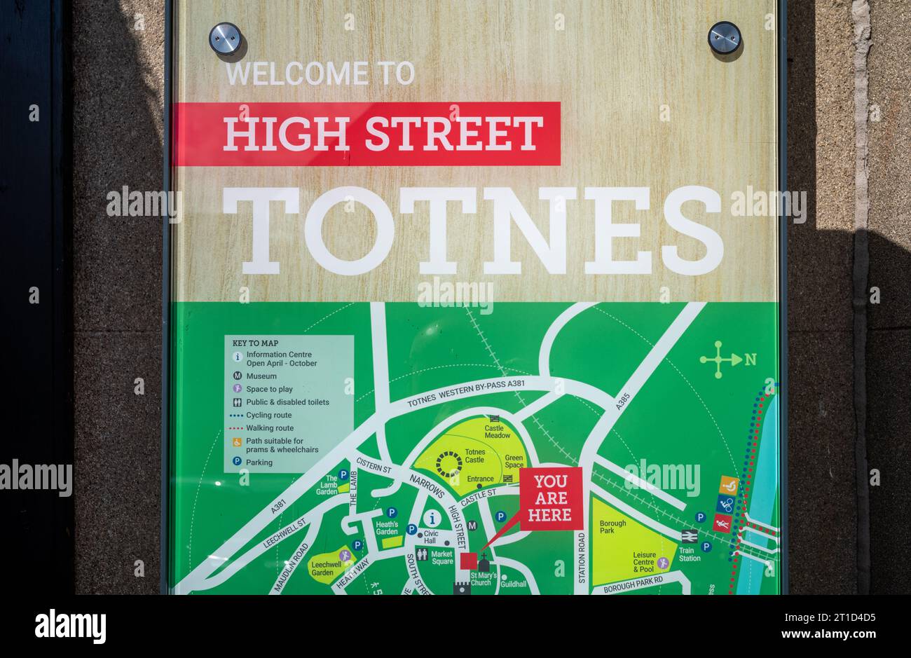 Ein Touristeninformationsschild in der High Street, Totnes, Devon, Großbritannien, mit Ihrem Standort und einer Karte mit lokalen Sehenswürdigkeiten. Stockfoto