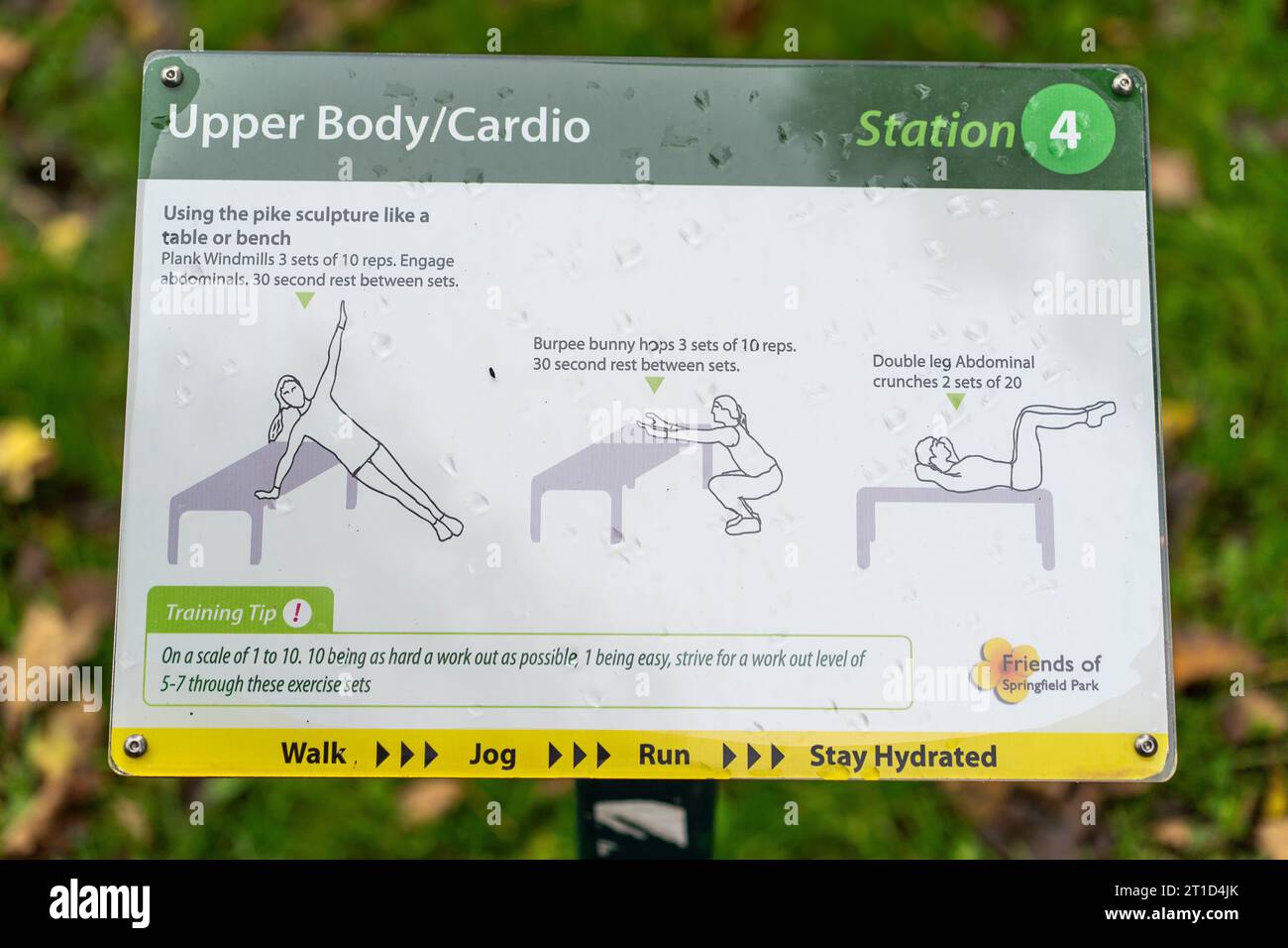 Cardio-Übungsplatine in einem öffentlichen, britischen Park, der verschiedene Übungen zeigt, um fit zu bleiben und gesund zu bleiben. Stockfoto