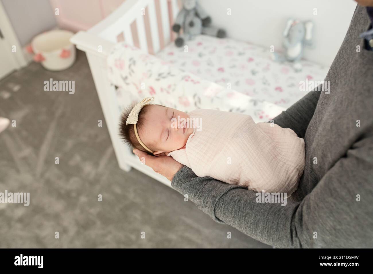 Überkopfbild eines schlafenden Neugeborenen in Vaters Armen Stockfoto