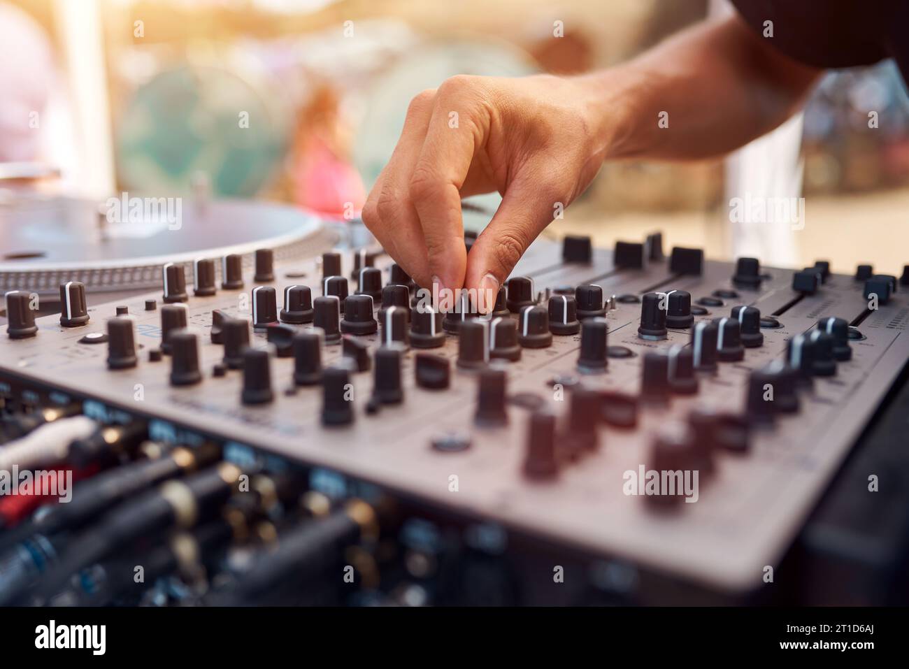 Ein DJ, der Musik auf der Outdoor-Party spielt. Stockfoto