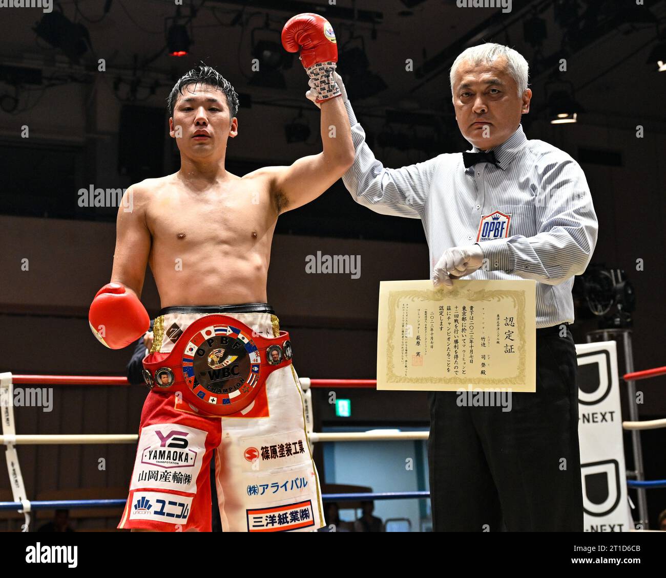 Der Japaner Kazuto Takesako posiert mit dem Schiedsrichter Toshio
