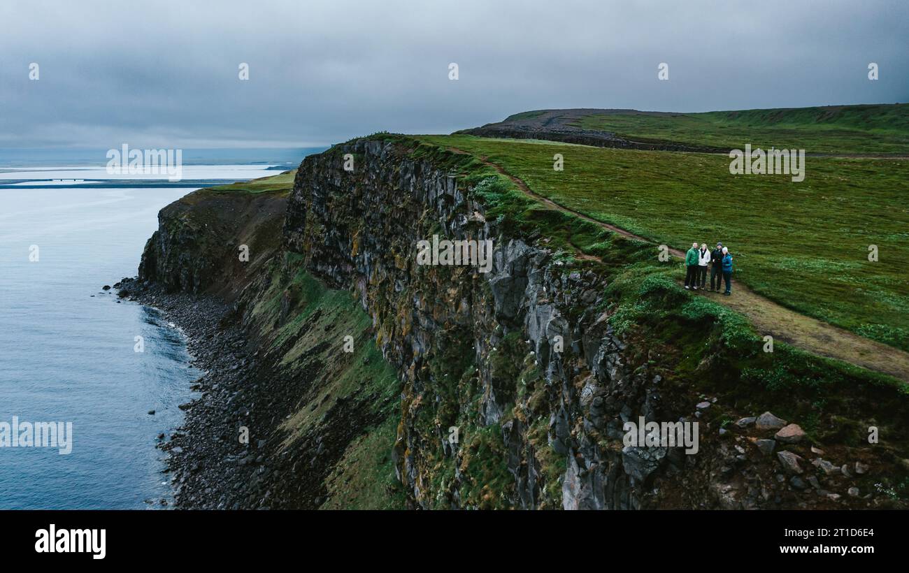Menschen entlang der Klippen während der Reise und Wandern und Wandern mit grünen Hügeln Stockfoto