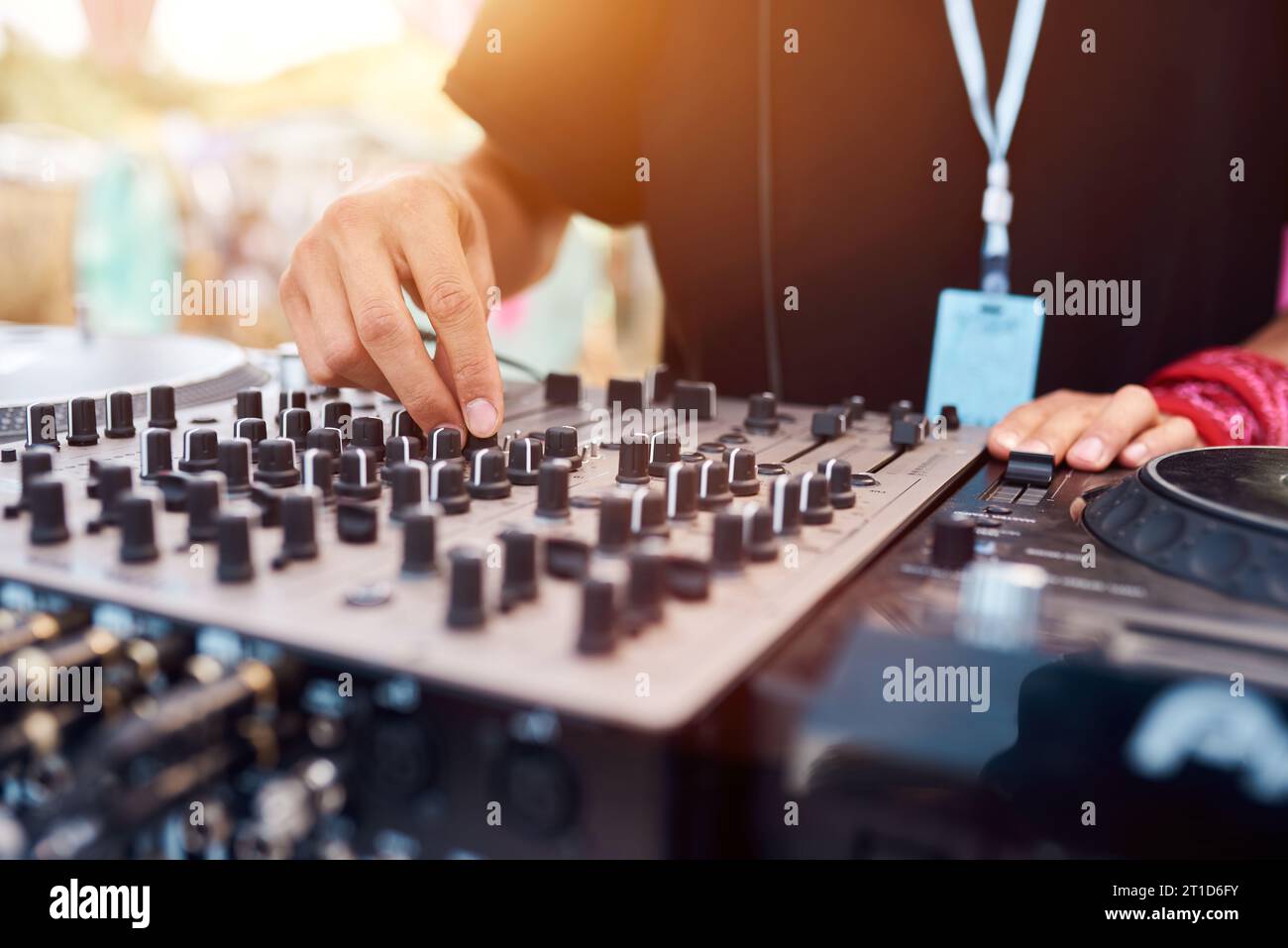 Ein DJ, der Musik auf der Outdoor-Party spielt. Stockfoto