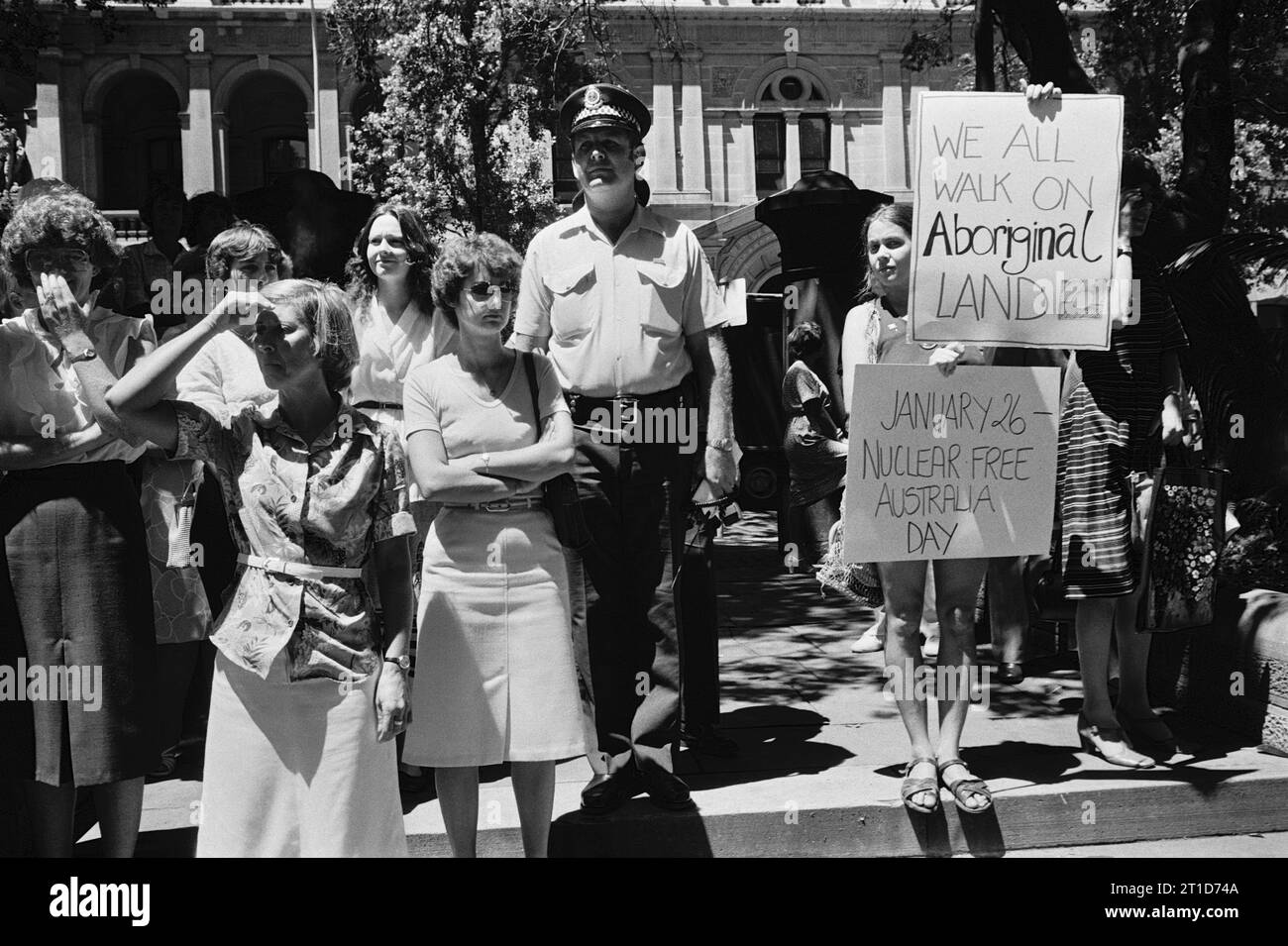 Ein einsamer Aborigines-Demonstrant auf der Australia Day Parade, Sydney, Australien, 1982 Stockfoto