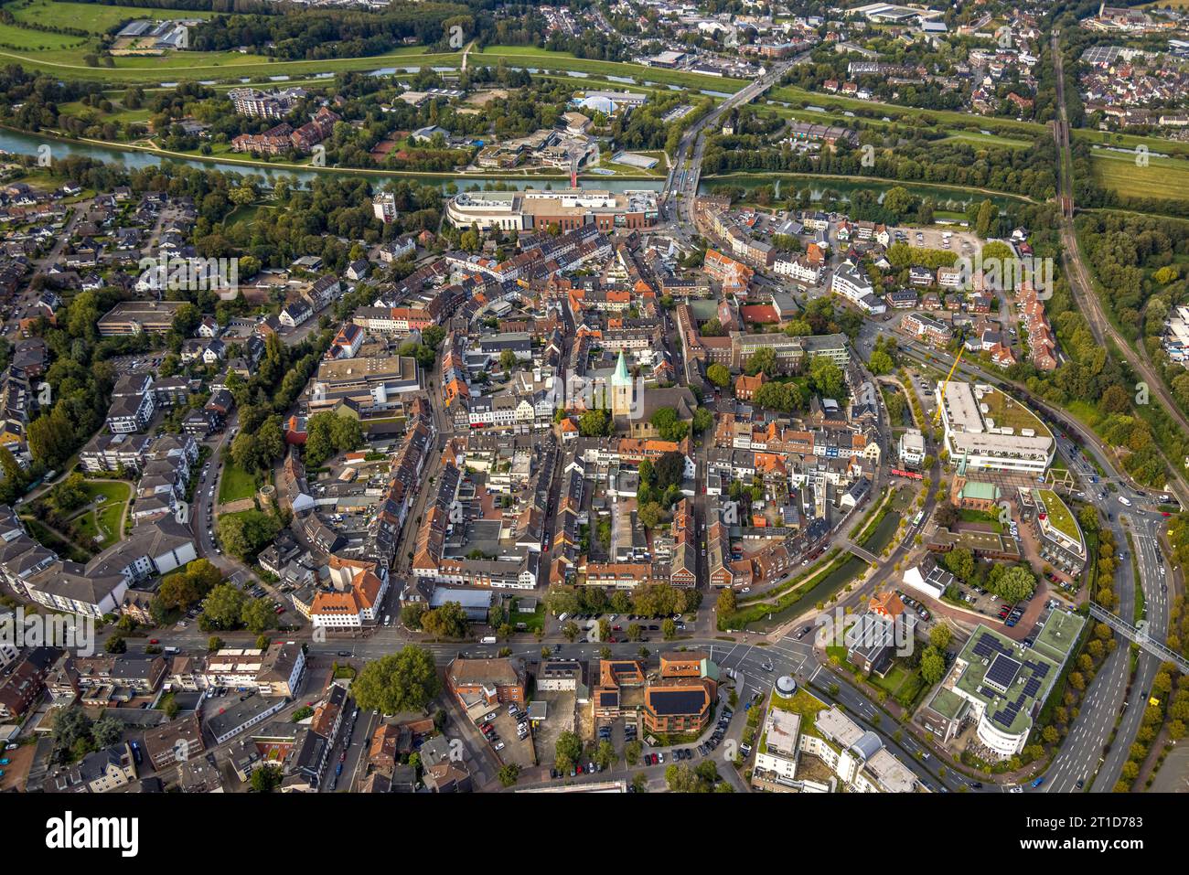 Luftbild, Stadtmitte mit Mercaden Dorsten Einkaufszentrum und Kath. Kirche St. Agatha, evang. Johanneskirche und Platz der Deutschen Einheit, Polizeiwache Dorsten, Dorsten, Ruhrgebiet, Nordrhein-Westfalen, Deutschland ACHTUNGxMINDESTHONORARx60xEURO *** aus der Vogelperspektive, Stadtzentrum mit Einkaufszentrum Mercaden Dorsten und katholischer Kirche St. Agatha, evang Johanneskirche und Platz der Deutschen Einheit, Polizeistation Dorsten, Dorsten, Ruhrgebiet, Nordrhein-Westfalen, Deutschland ATTENTIONxMINESTHONORARx60xEURO Stockfoto