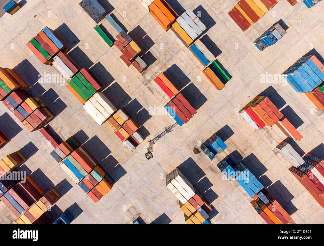 Luftaufnahme von oben auf den Containerterminal, den Frachthafen, den internationalen Versand und den globalen Handel Stockfoto