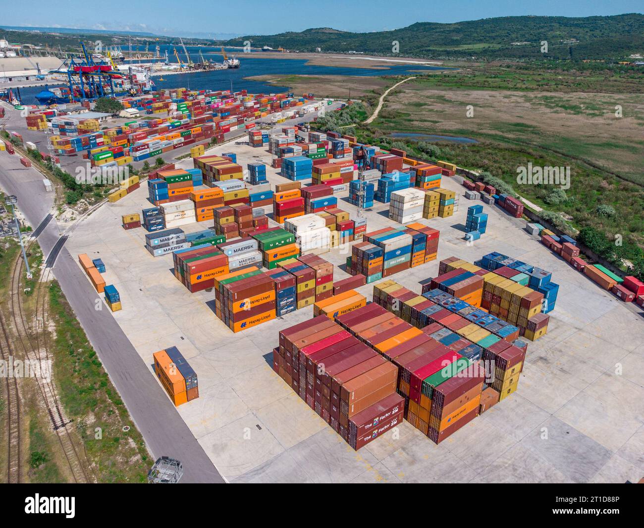 Varna, Bulgarien - 25. Mai 2022. Luftaufnahme von oben auf den Containerterminal, den Frachthafen, den internationalen Versand und den globalen Handel Stockfoto