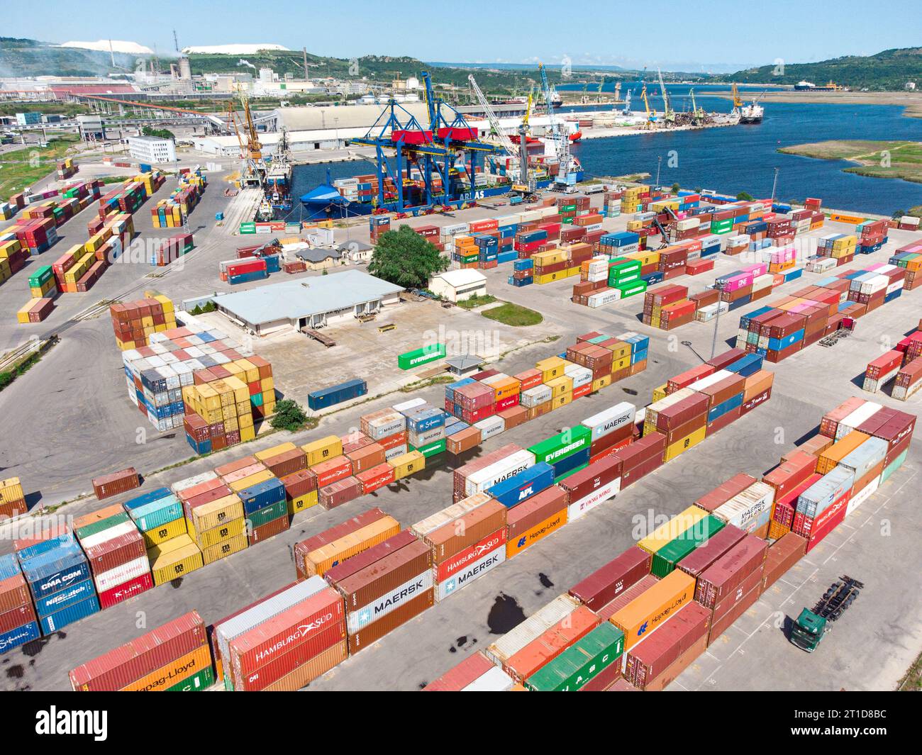 Varna, Bulgarien - 25. Mai 2022. Luftaufnahme von oben auf den Containerterminal, den Frachthafen, den internationalen Versand und den globalen Handel Stockfoto