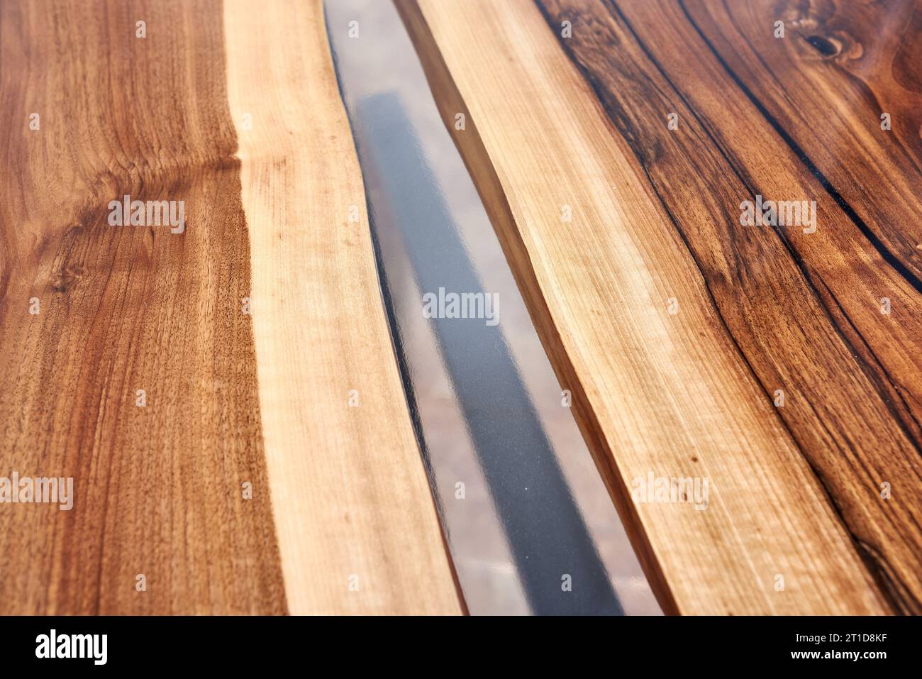 Textur eines Holztisches mit Epoxidharz. Niemand. Stockfoto