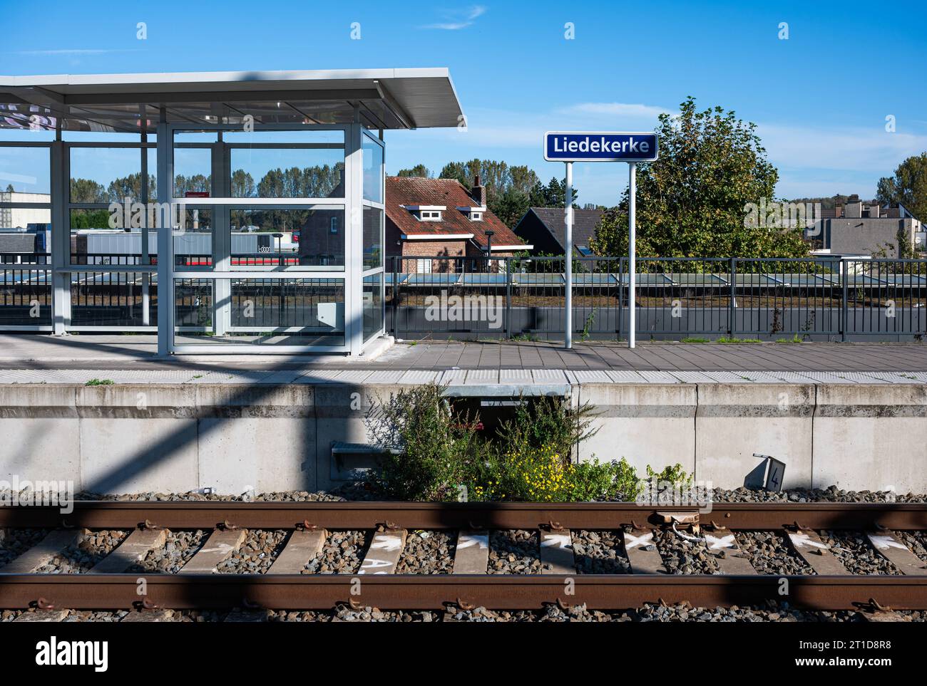 Liedekerke, Ostflämische Region, Belgien, 1. Oktober, 2023: leerer Bahnsteig und Gleise des Bahnhofs Stockfoto