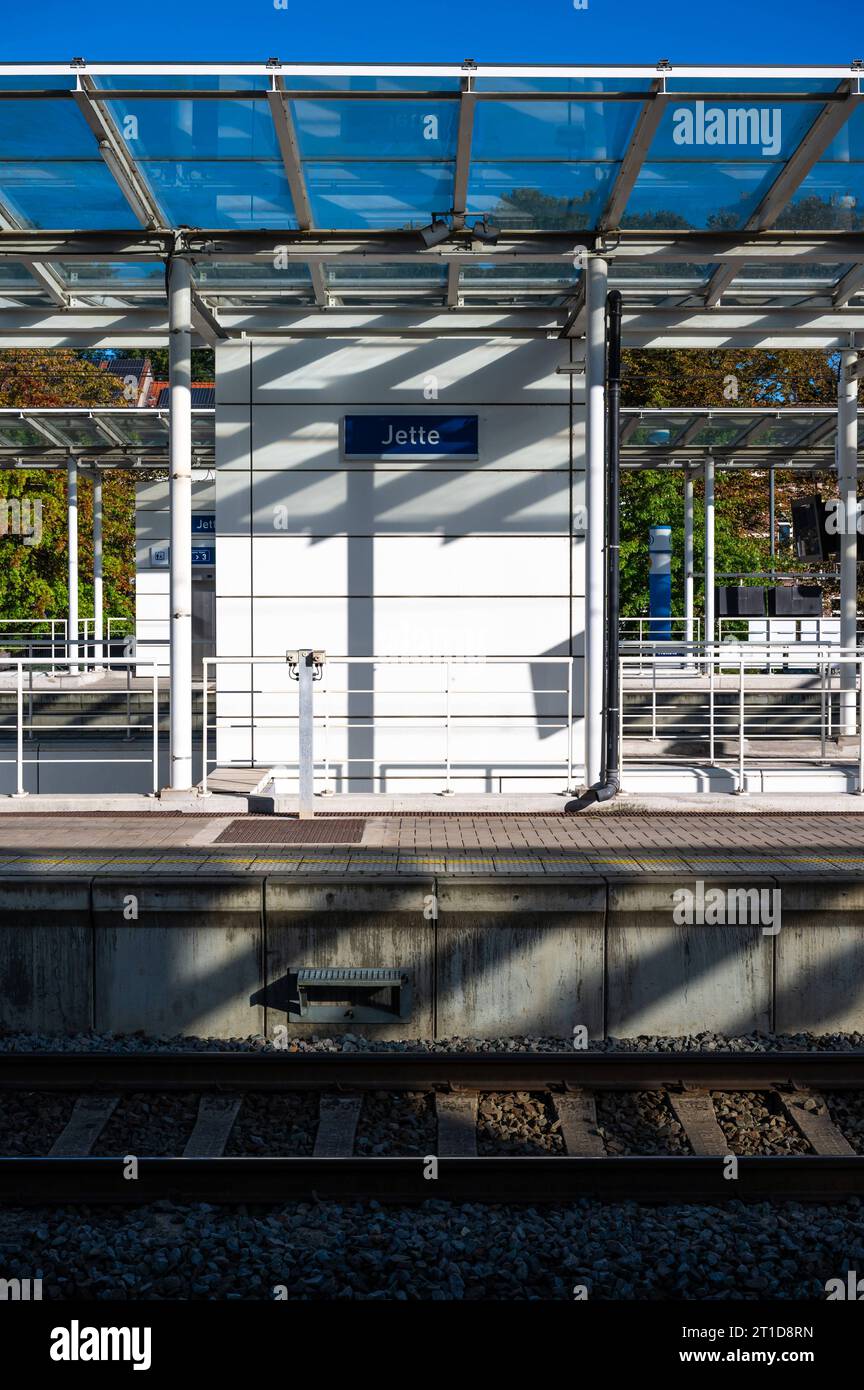 Jette, Ostflämische Region, Belgien, 1. Oktober 2023: harte Schatten am Bahnsteig und Gleisen des örtlichen Bahnhofs Stockfoto