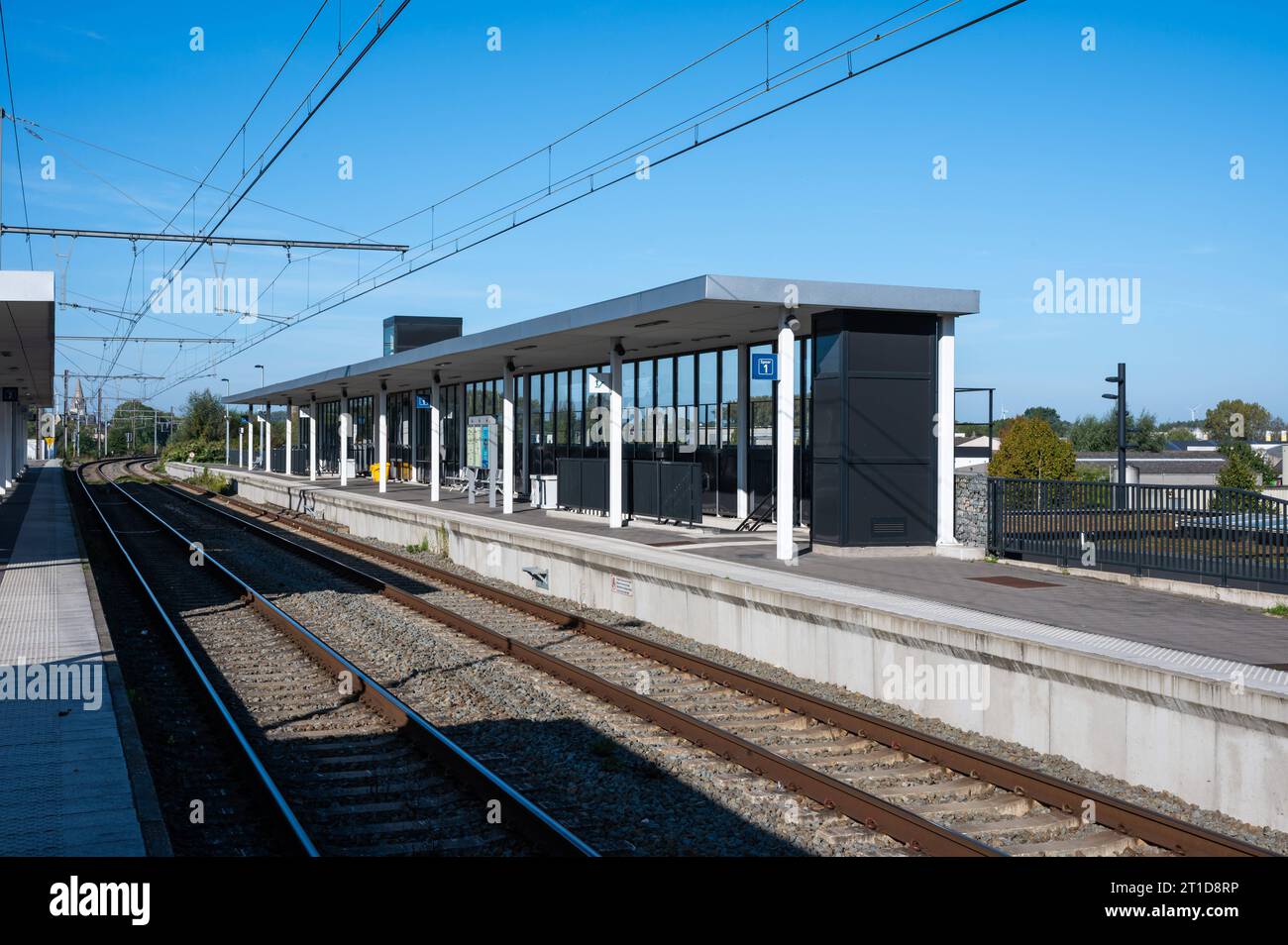 Liedekerke, Ostflämische Region, Belgien, 1. Oktober, 2023: leerer Bahnsteig und Gleise des Bahnhofs Stockfoto