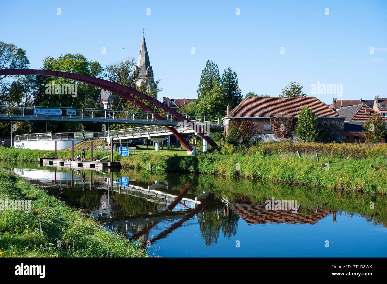 Denderleeuw, Ostflämische Region, Belgien, 1. Oktober, 2023: industrielle Bogenbrücke reflektiert im Wasser des Flusses Dender Credit: Imago/Alamy Live News Stockfoto