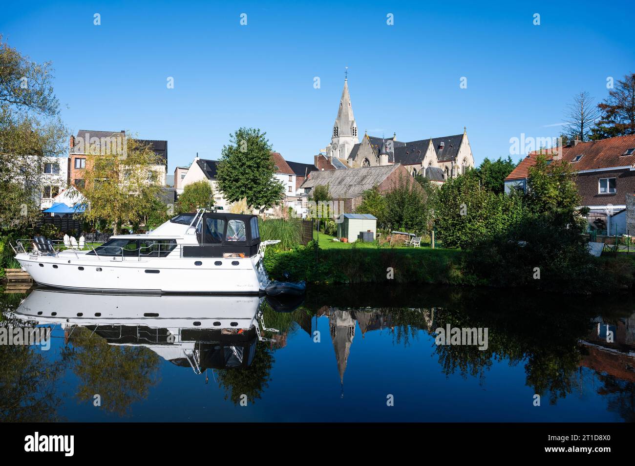 Liedekerke, Ostflämische Region, Belgien, 1. Oktober, 2023 - Schiff, Häuser und Bäume reflektieren im Fluss Dender Credit: Imago/Alamy Live News Stockfoto