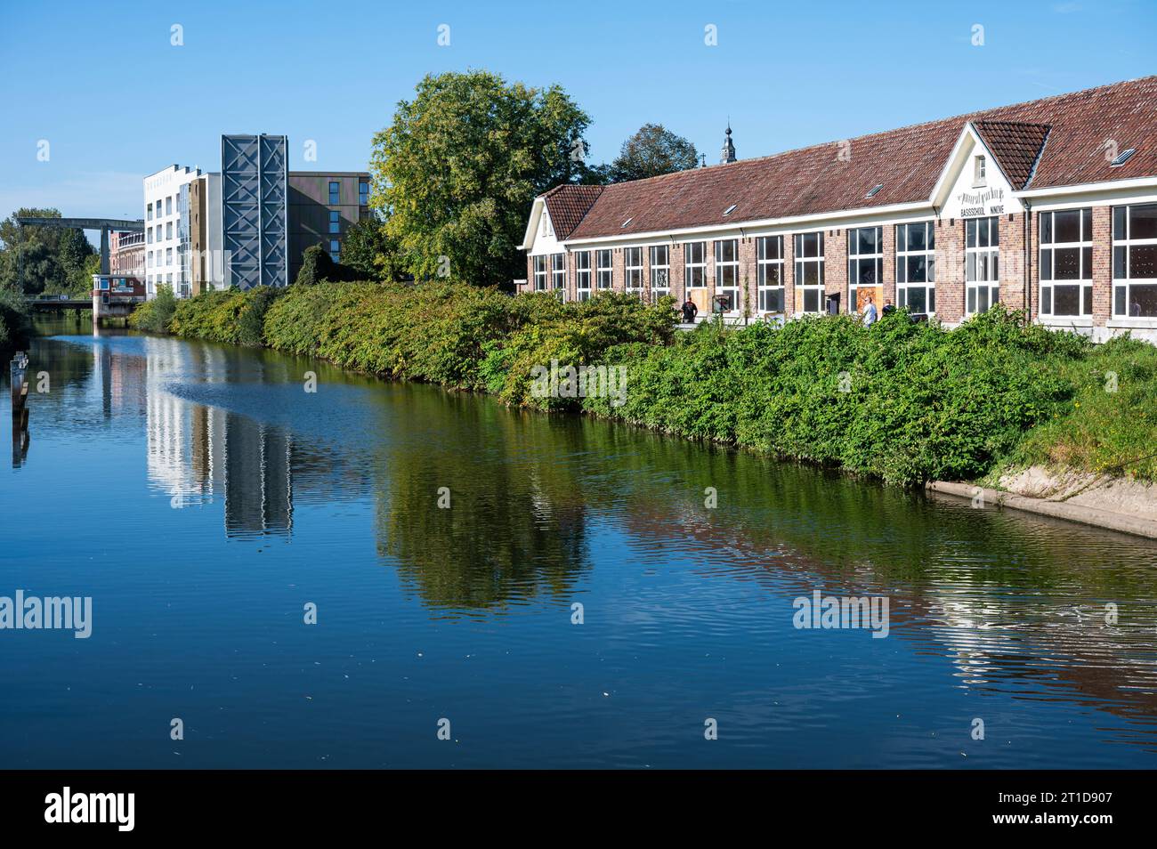 Ninove, Ostflämische Region, Belgien, 1. Oktober, 2023: die Holy Hart High School reflektiert im Wasser des Flusses Dender Credit: Imago/Alamy Live News Stockfoto