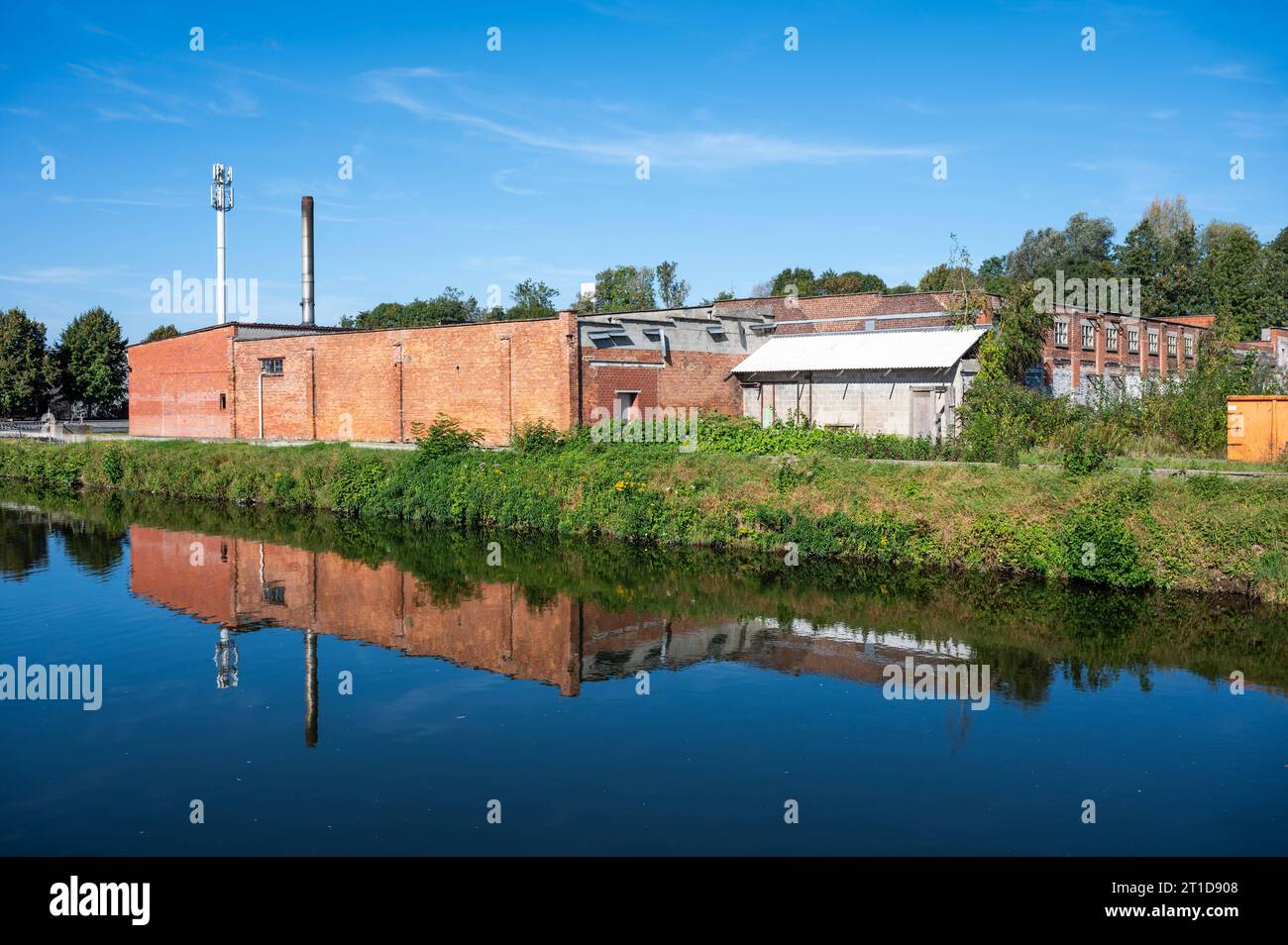 Ninove, Ostflämische Region, Belgien, 1. Oktober, 2023 - Sozialgebäude und Industriebauten spiegeln sich im Wasser des Flusses Dender Credit: Imago/Alamy Live News Stockfoto