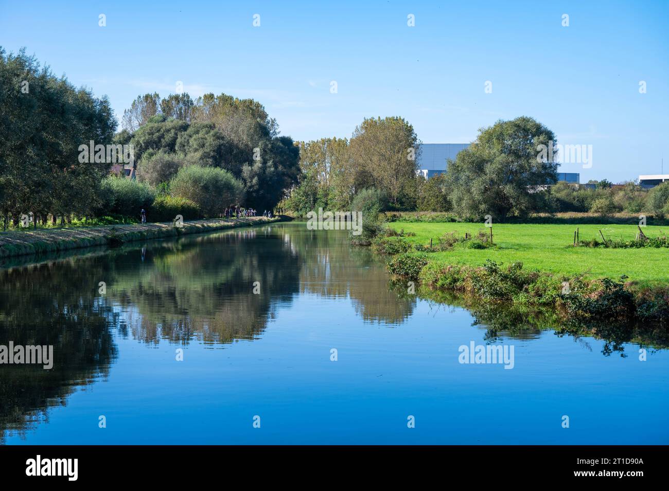 Ninove, Ostflämische Region, Belgien, 1. Oktober, 2023 - Gruppe von Radfahrern reflektiert im Wasser des Flusses Dender Credit: Imago/Alamy Live News Stockfoto