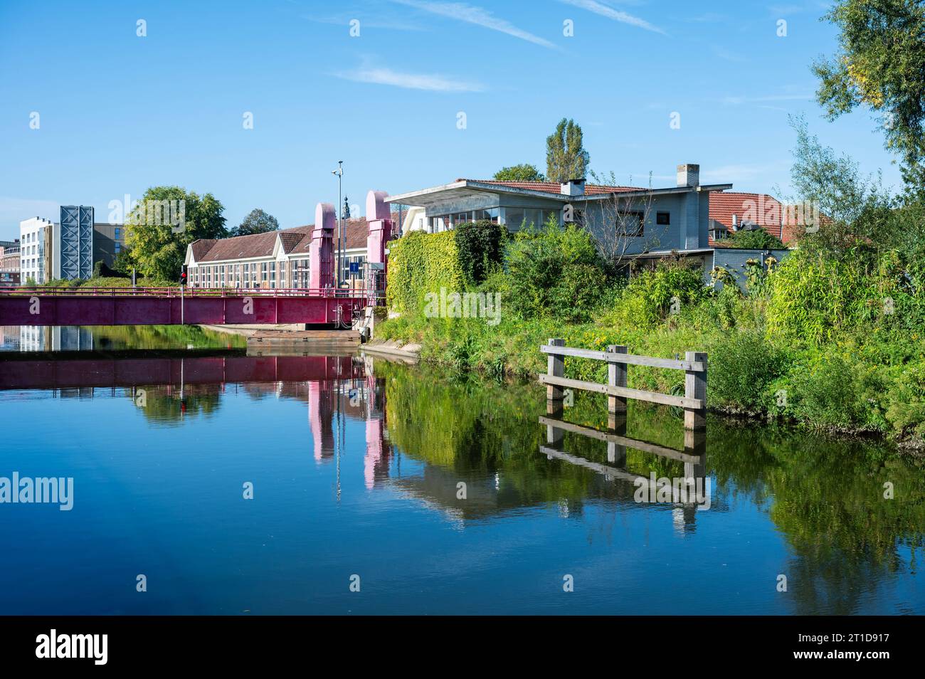 Ninove, Ostflämische Region, Belgien, 1. Oktober, 2023: rosa Brücke reflektiert im Wasser des Flusses Dender Credit: Imago/Alamy Live News Stockfoto