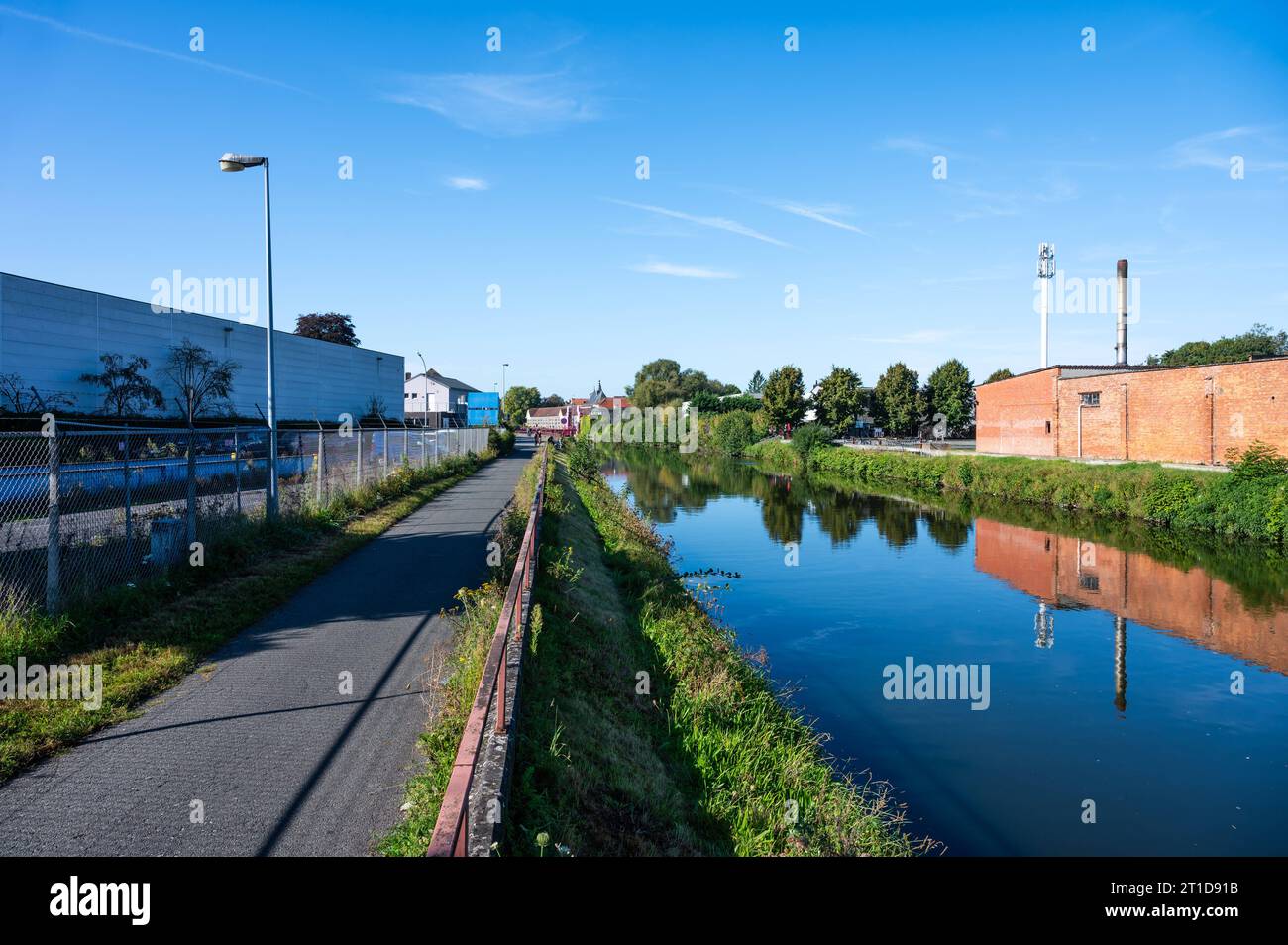 Ninove, Ostflämische Region, Belgien, 1. Oktober, 2023 - Sozialgebäude und Industriebauten spiegeln sich im Wasser des Flusses Dender Credit: Imago/Alamy Live News Stockfoto