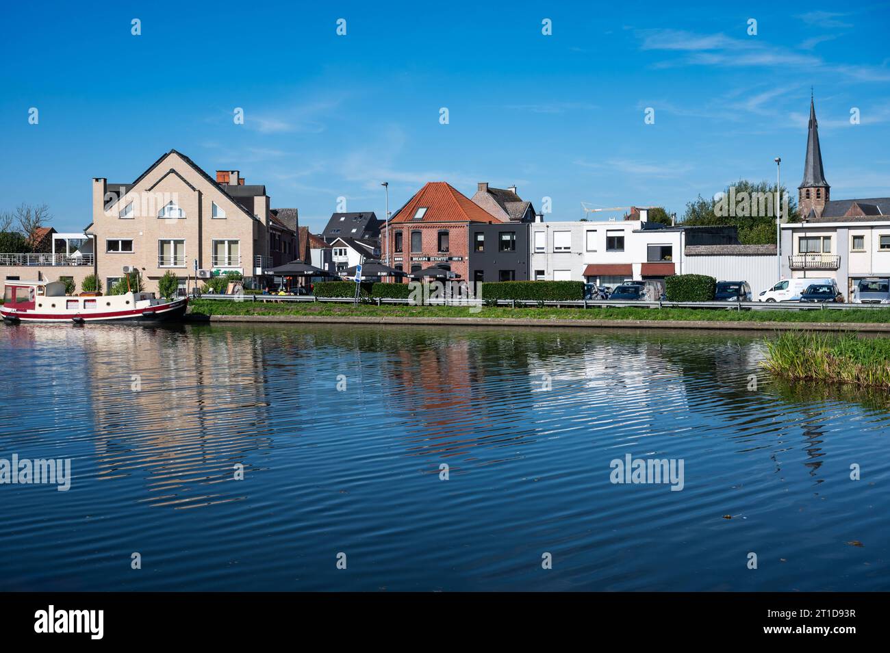 Idegem, Ostflämische Region, Belgien, 1. Oktober 2023: Boote und Häuser spiegeln sich im Wasser des Flusses Dender Stockfoto