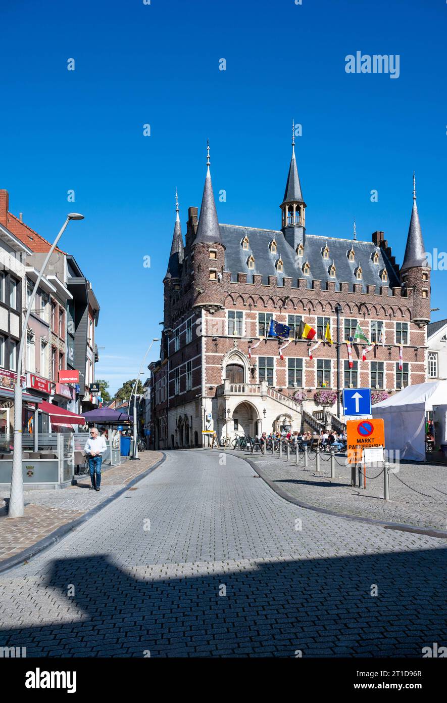 Geraardsbergen, Ostflämische Region, Belgien, 1. Oktober, 2023 - historische Gebäude am alten Marktplatz des Dorfes Credit: Imago/Alamy Live News Stockfoto