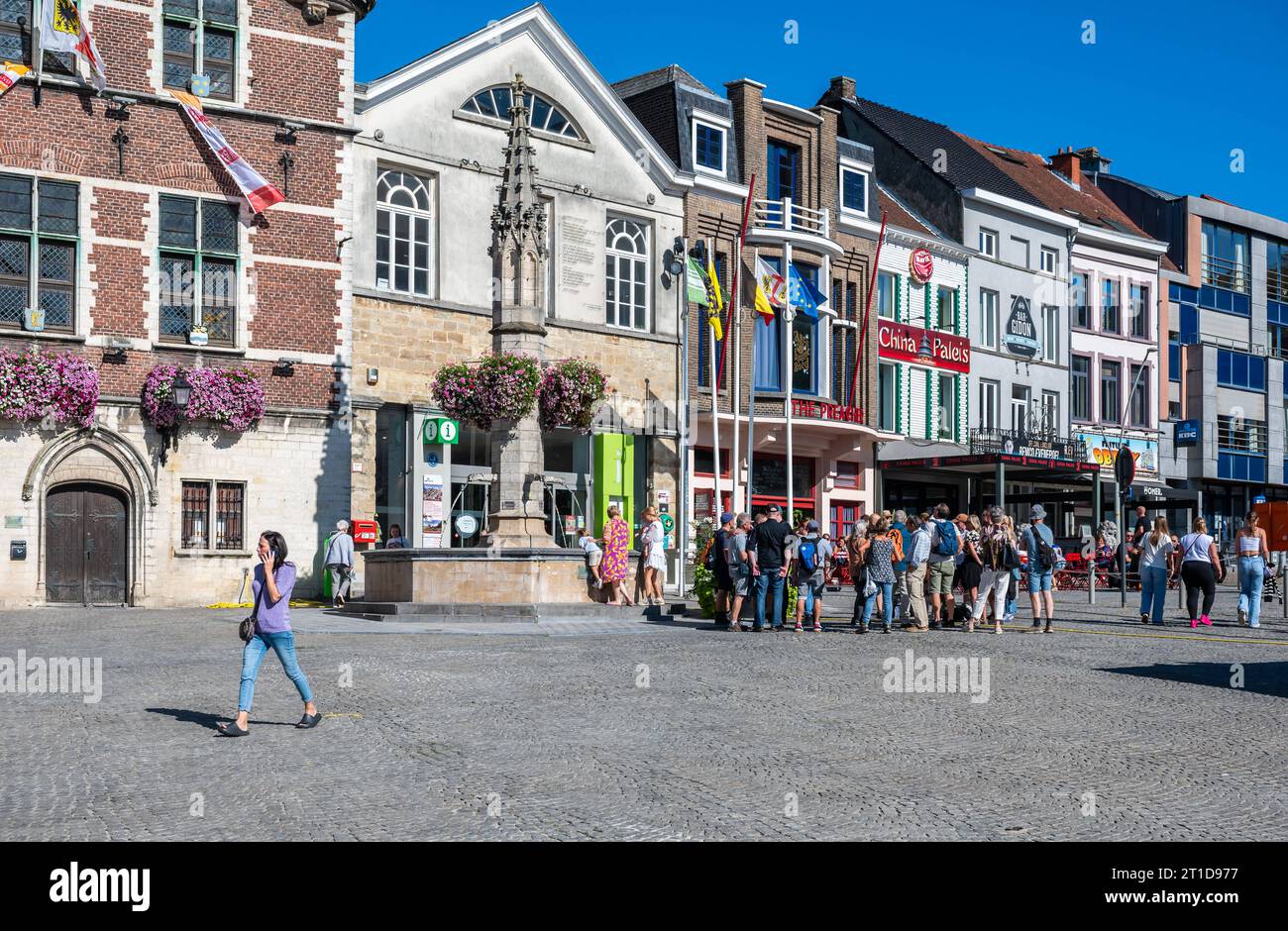 Geraardsbergen, Ostflämische Region, Belgien, 1. Oktober, 2023 - Gruppe von Touristen besucht die historischen Gebäude am alten Marktplatz des Dorfes Credit: Imago/Alamy Live News Stockfoto