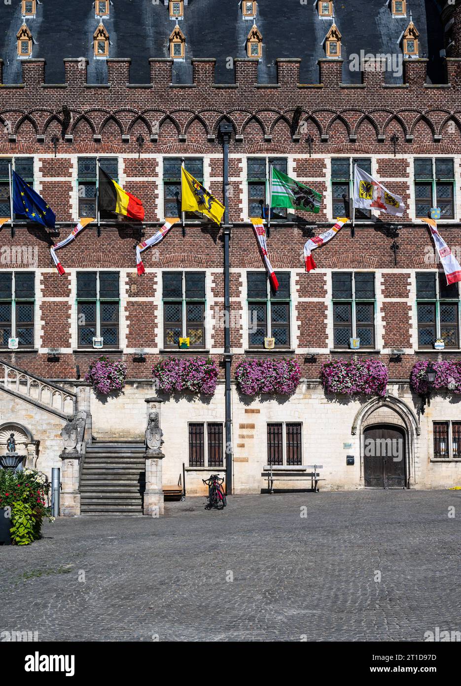 Geraardsbergen, Ostflämische Region, Belgien, 1. Oktober, 2023 - historische Gebäude am alten Marktplatz des Dorfes Credit: Imago/Alamy Live News Stockfoto