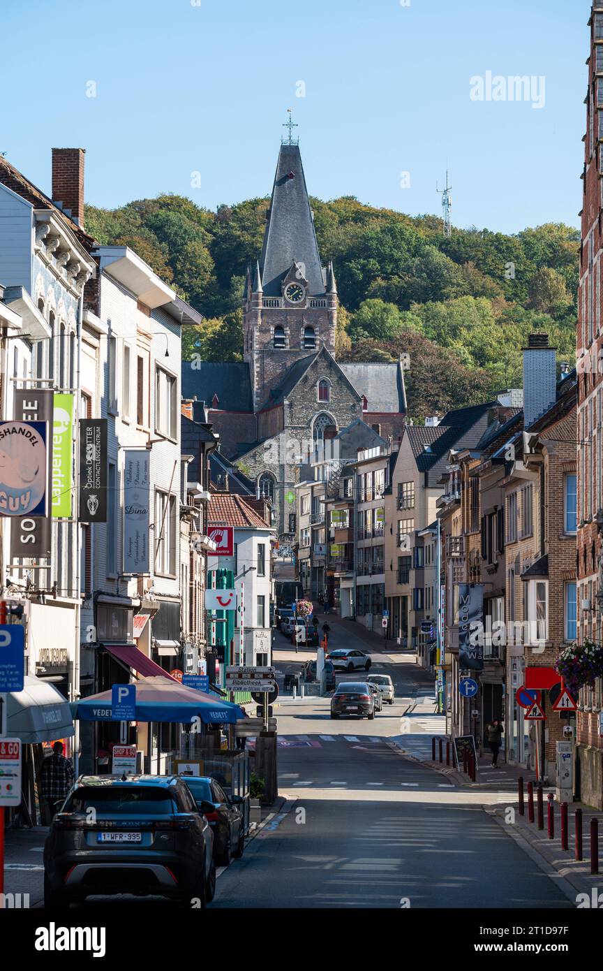 Geraardsbergen, Ostflämische Region, Belgien, 1. Oktober, 2023 - Stadtblick über die Hauptstraße des Dorfes mit der Kirche im Hintergrund Credit: Imago/Alamy Live News Stockfoto