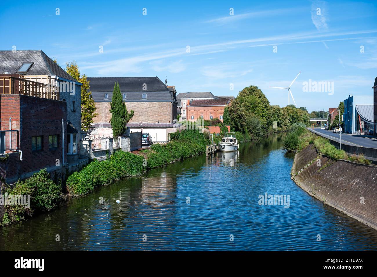 Geraardsbergen, Ostflämische Region, Belgien, 1. Oktober, 2023 - Häuser reflektieren im Fluss Dender über blauem Himmel Credit: Imago/Alamy Live News Stockfoto