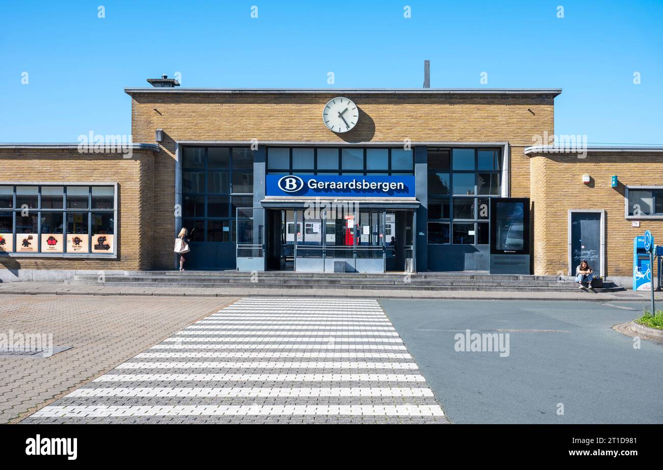 Geraardsbergen, Ostflämische Region, Belgien, 1. Oktober, 2023 - Fußgängerkreuz und die Fassade des Bahnhofs Credit: Imago/Alamy Live News Stockfoto