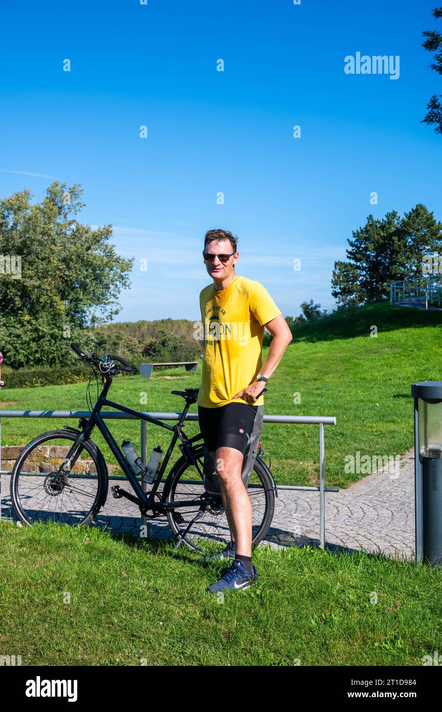 Geraardsbergen, Ostflämische Region, Belgien, 1. Oktober, 2023: Mann steht neben seinem Fahrrad am Muur oder Mauer von Geraardsbergen Credit: Imago/Alamy Live News Stockfoto