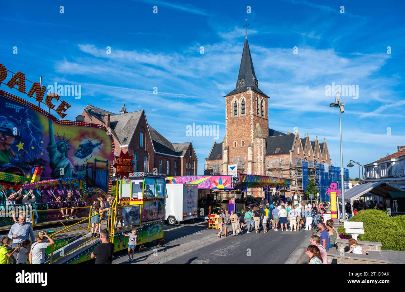 Appelterre-Eichem, Ostflämische Region, Belgien, 1. Oktober, 2023 - Besucher besuchen die lokale Messe am Kirchplatz Stockfoto