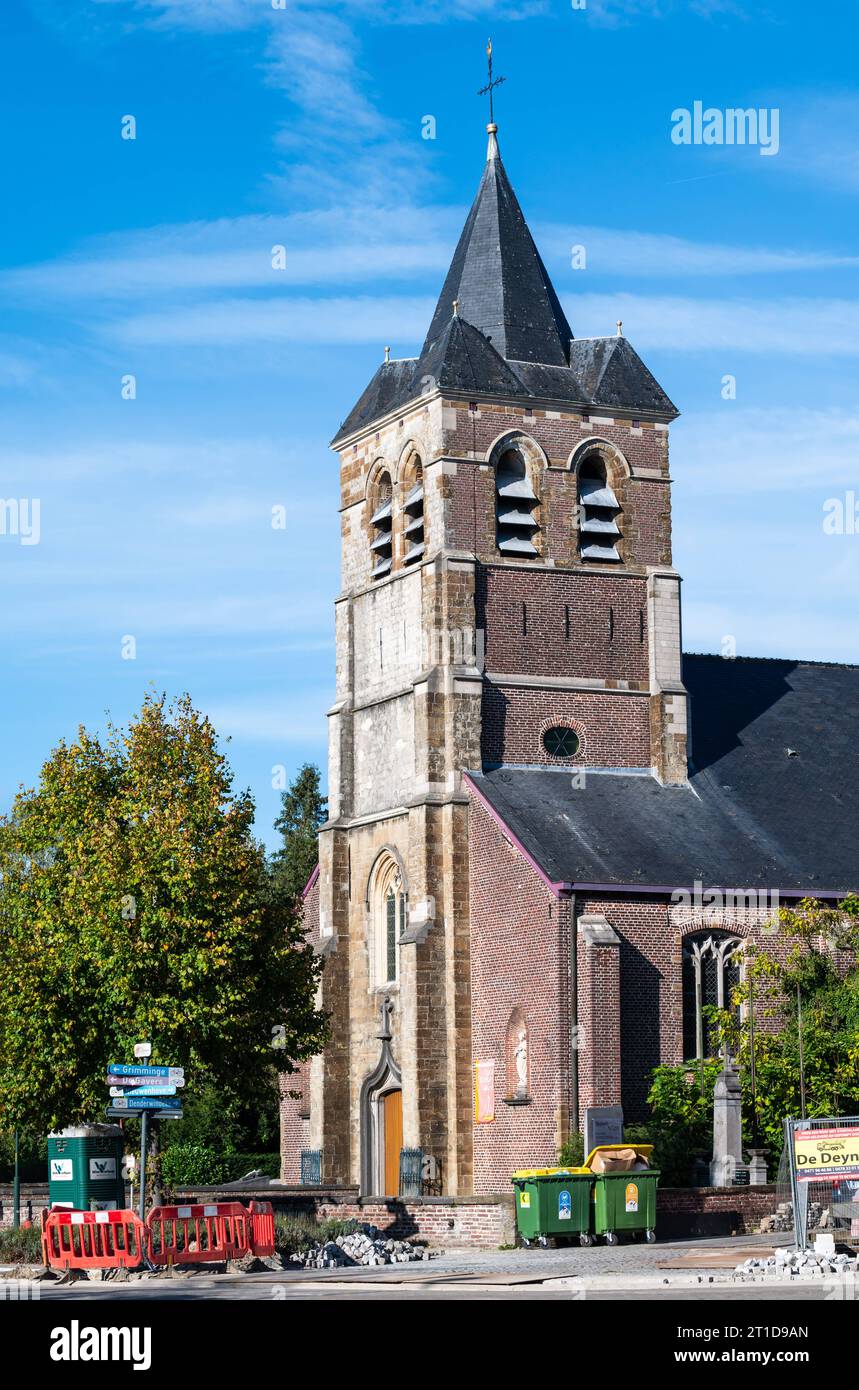 Zandbergen, Ostflämische Region, Belgien, 1. Oktober, 2023: die katholische Kirche unserer Lieben Frau von Zandbergen im Dorf Stockfoto