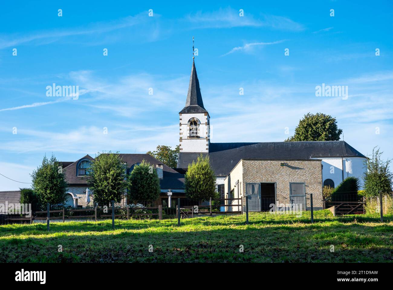Nederhasselt, Ostflämische Region, Belgien, 1. Oktober, 2023 - Blick auf die weiße katholische Kirche St. Amand Stockfoto