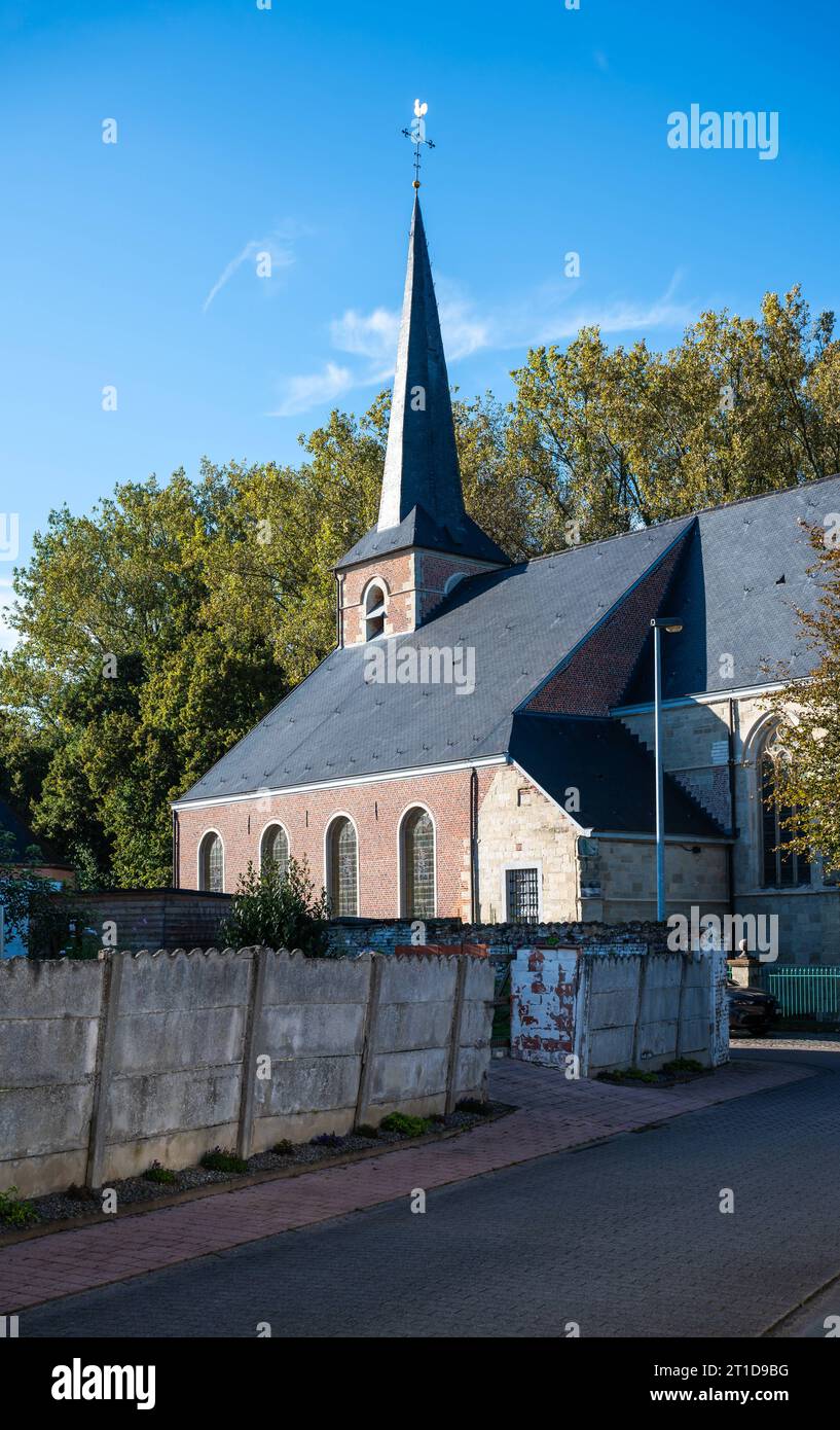 Voorde, Ostflämische Region, Belgien, 1. Oktober 2023: katholische Kirche des Dorfes Stockfoto
