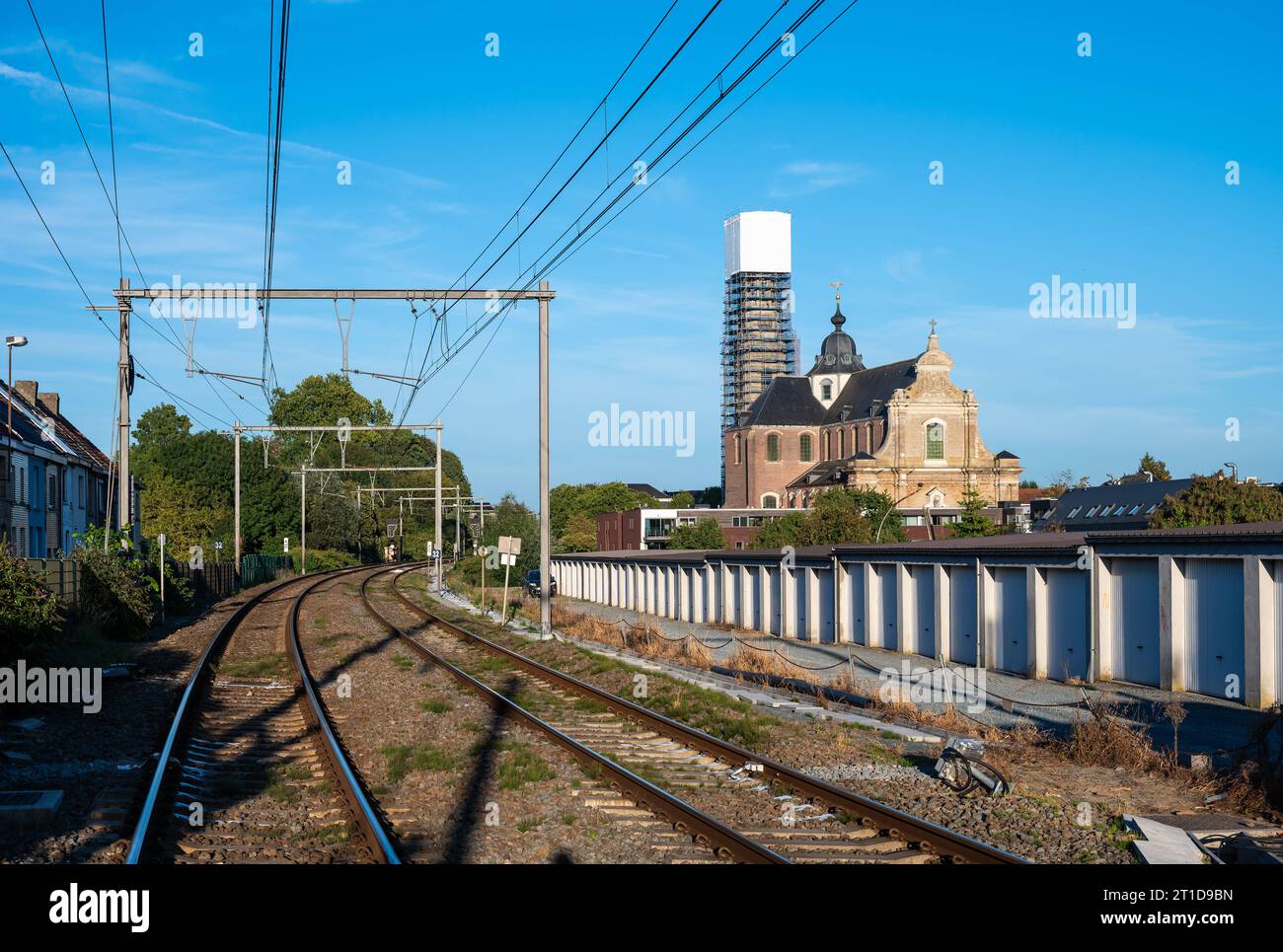 Ninove, Ostflämische Region, Belgien, 1. Oktober, 2023: Bahngleise und Garagenboxen in den Vororten Stockfoto