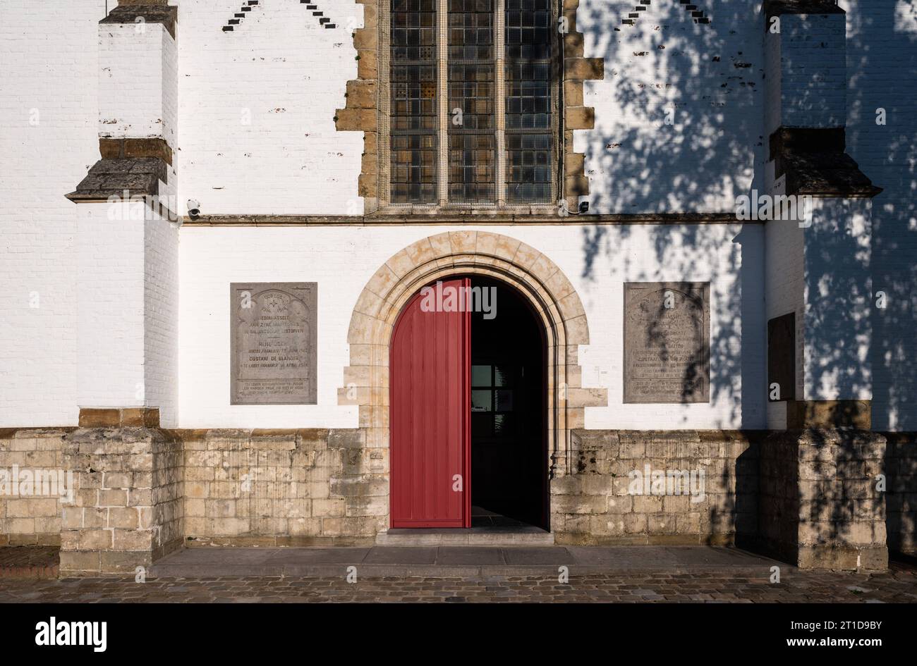 Aspelare, Ostflämische Region, Belgien, 1. Oktober, 2023 - Fassade und Eingang der katholischen Kirche St. Amand Stockfoto