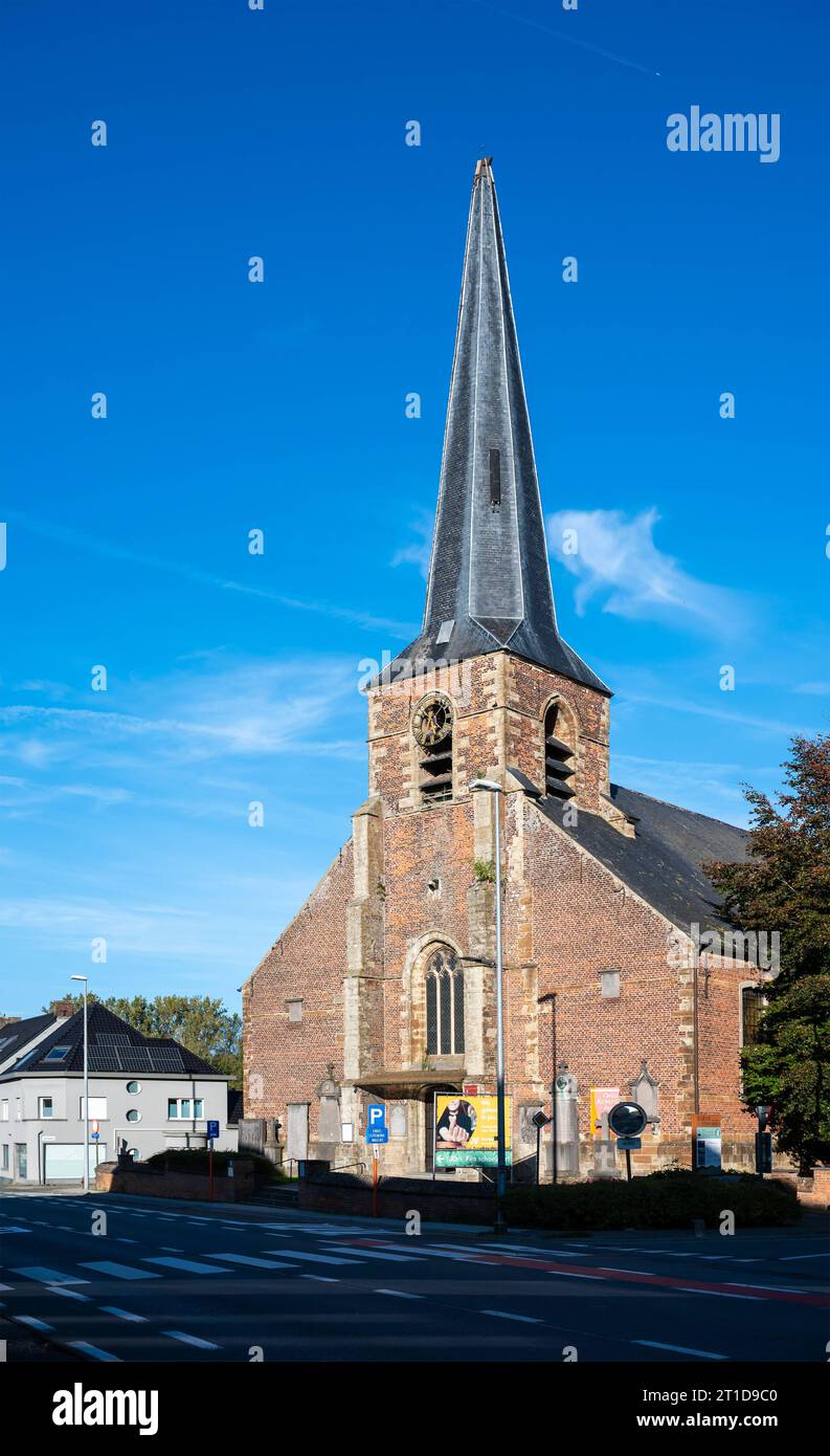 Aspelare, Ostflämische Region, Belgien, 1. Oktober, 2023: katholische Kirche des Dorfes vor blauem Himmel Stockfoto