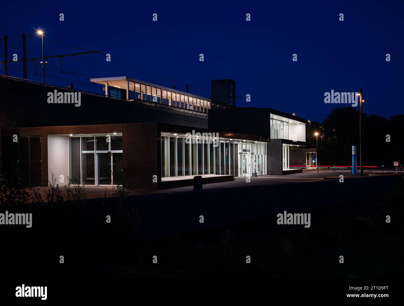Liedekerke, Ostflämische Region, Belgien, 1. Oktober, 2023 - Nachtblick über das moderne Gebäude des örtlichen Bahnhofs Stockfoto